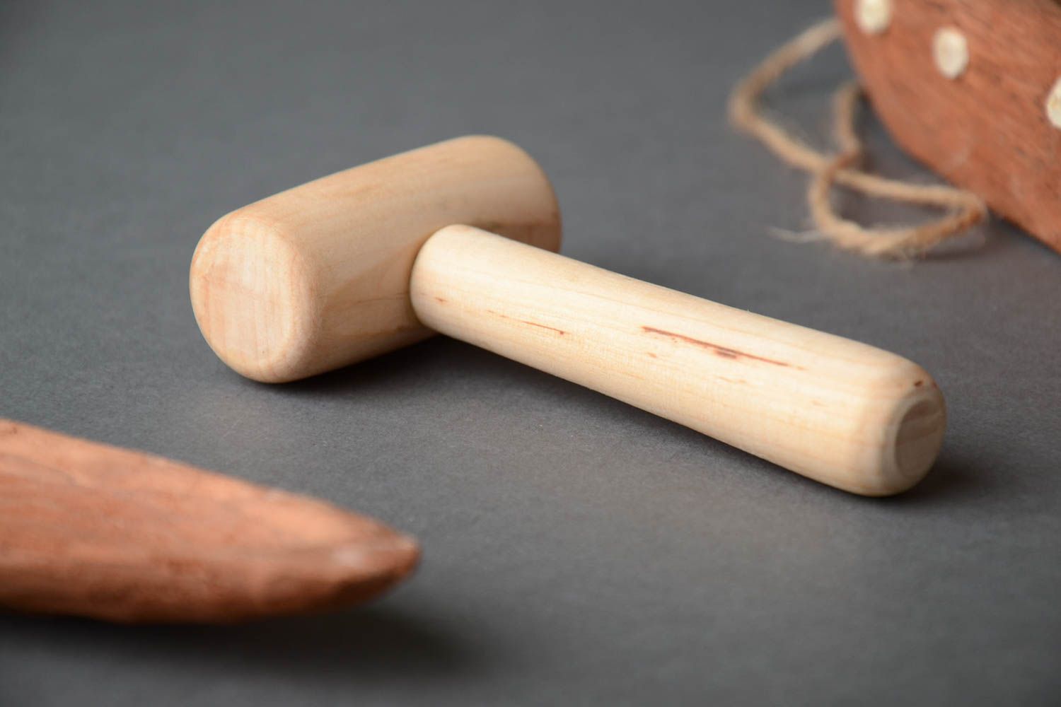 Juguete de madera con forma de martillo hecho a mano para juegos infantiles foto 1