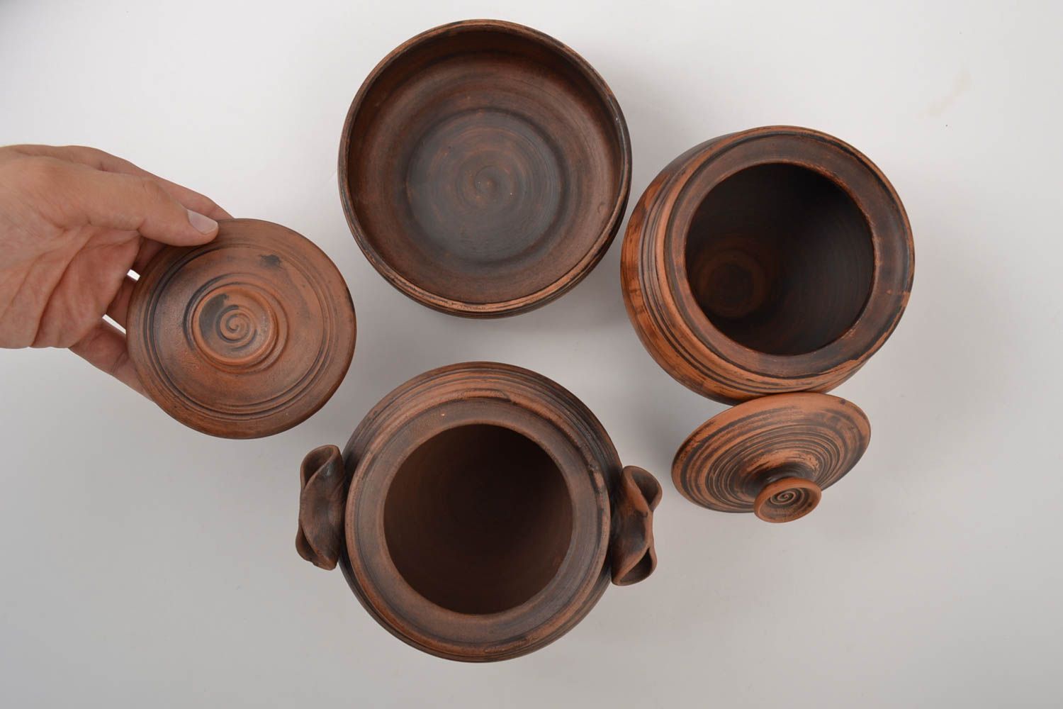 Töpfe keramik handgeschaffen Teller aus Ton originell Interieur Küche stilvoll foto 2