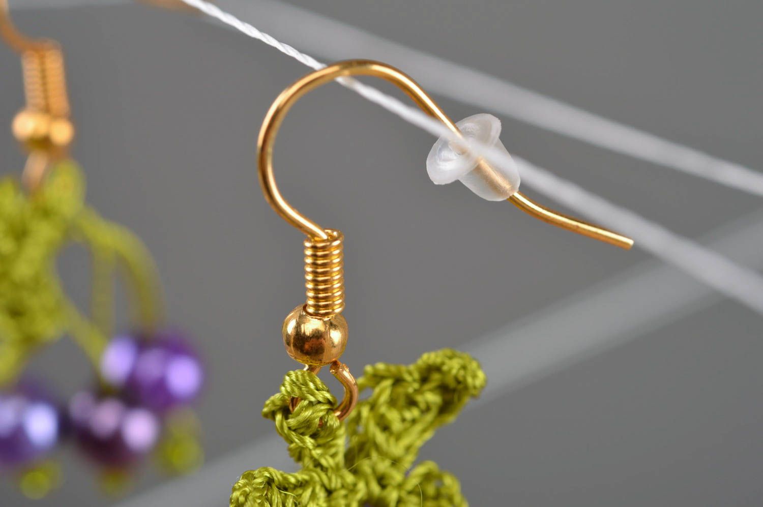 Originelle feine schöne handgemachte Ohrringe mit Perlen in Form von Beeren foto 3