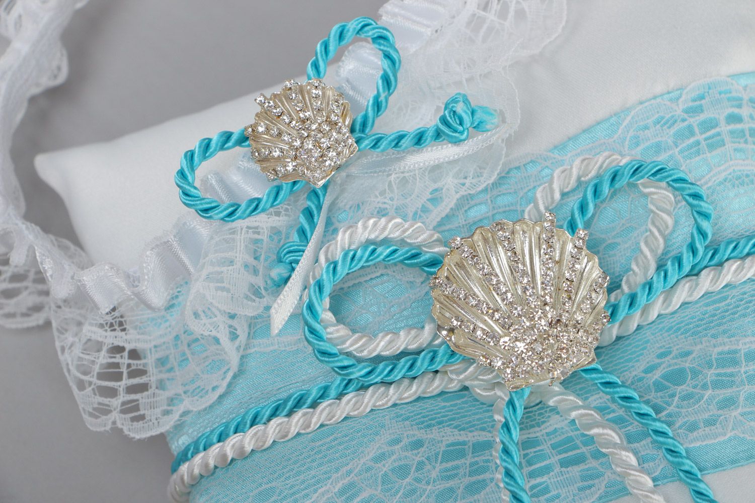 Set of handmade white and blue wedding accessories bridal garter and ring pillow photo 4