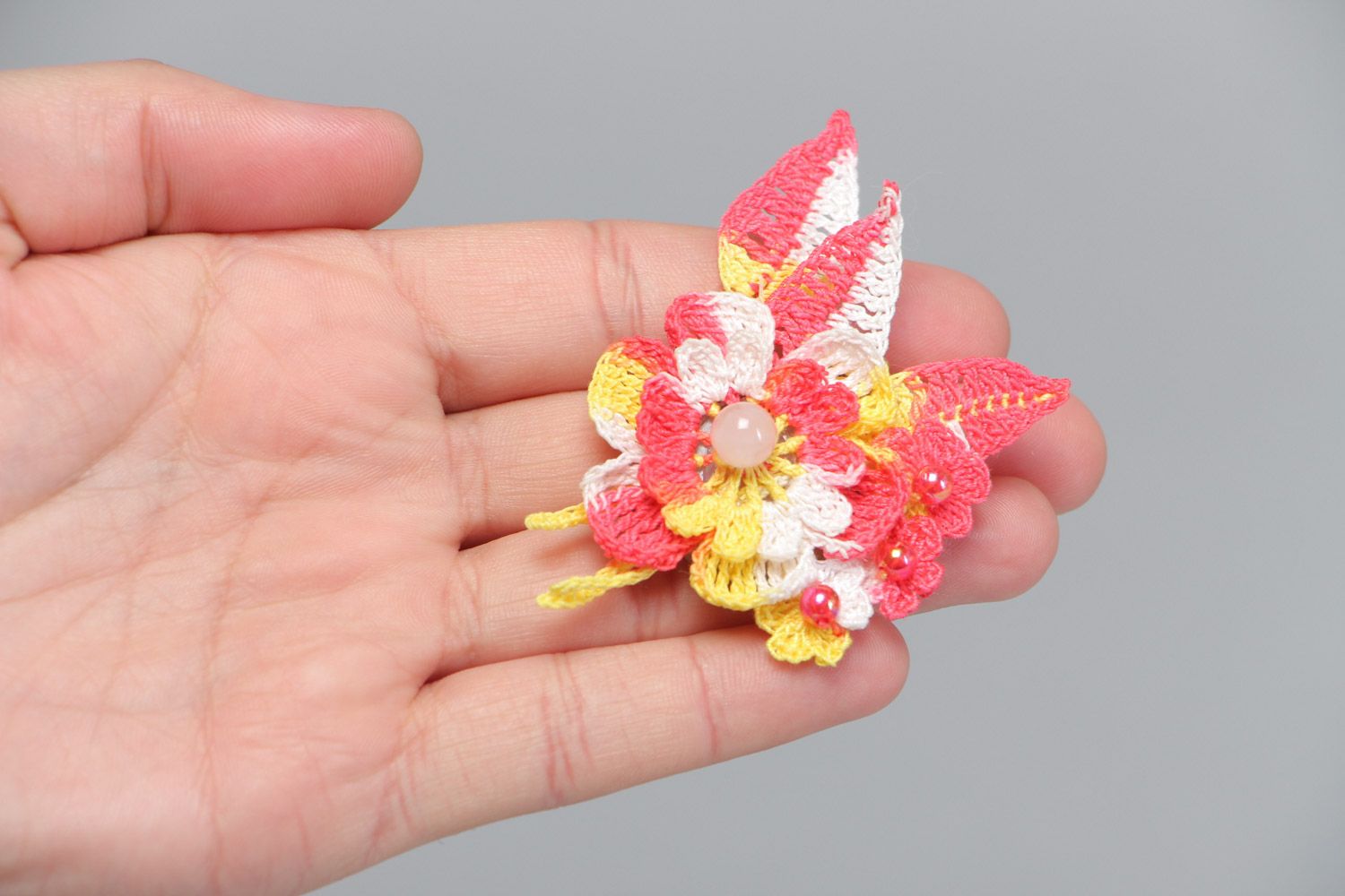 Handgemachte bunte gehäkelte Brosche Blume mit Perlen aus Baumwolle für Frau foto 5