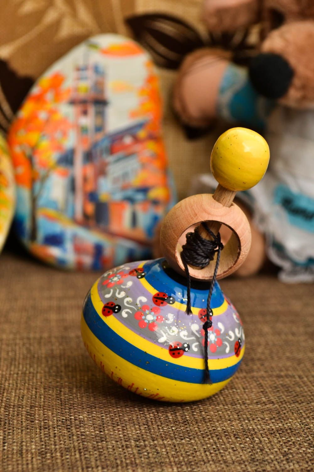 Peonza de madera hecha a mano regalo original juguete para niños con ornamentos foto 1