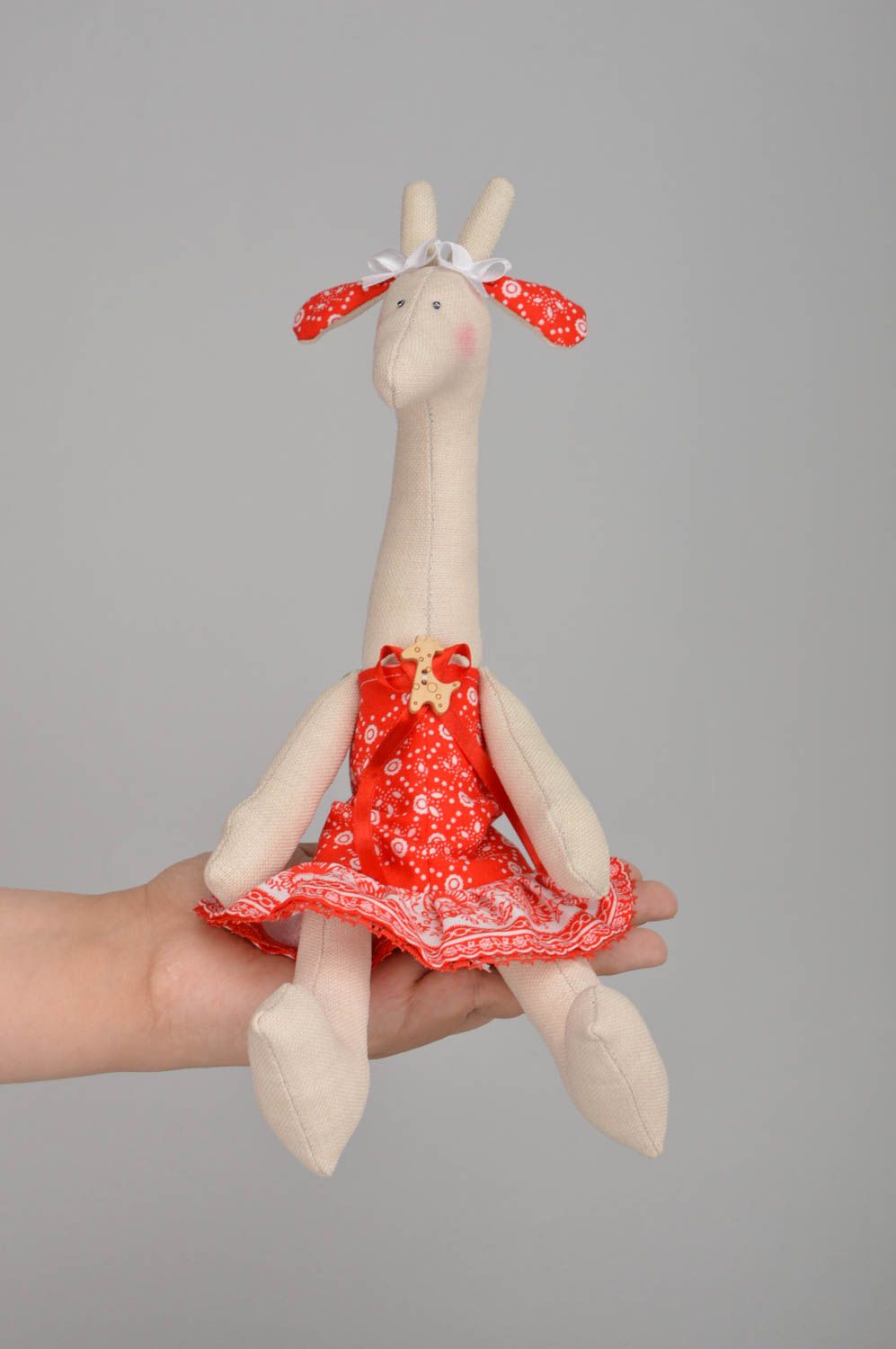 Peluche girafe beige en robe rouge belle faite main originale pour enfant photo 5