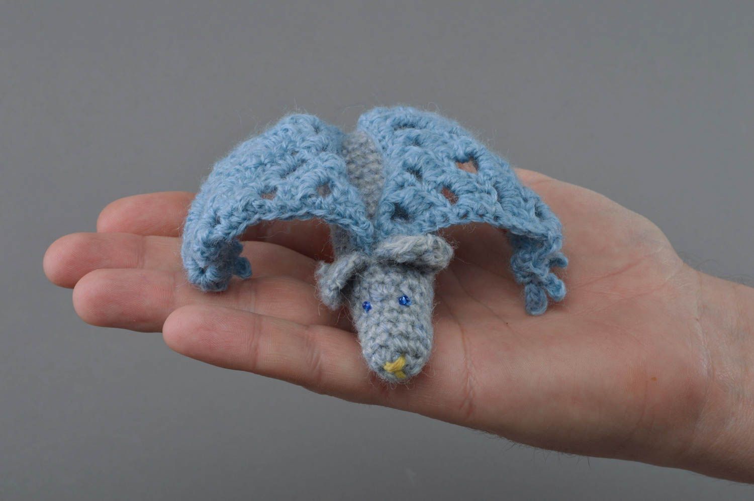 Gehäkeltes blaues knuddeliges handgemachtes Kuscheltier Fledermaus für Kinder foto 4