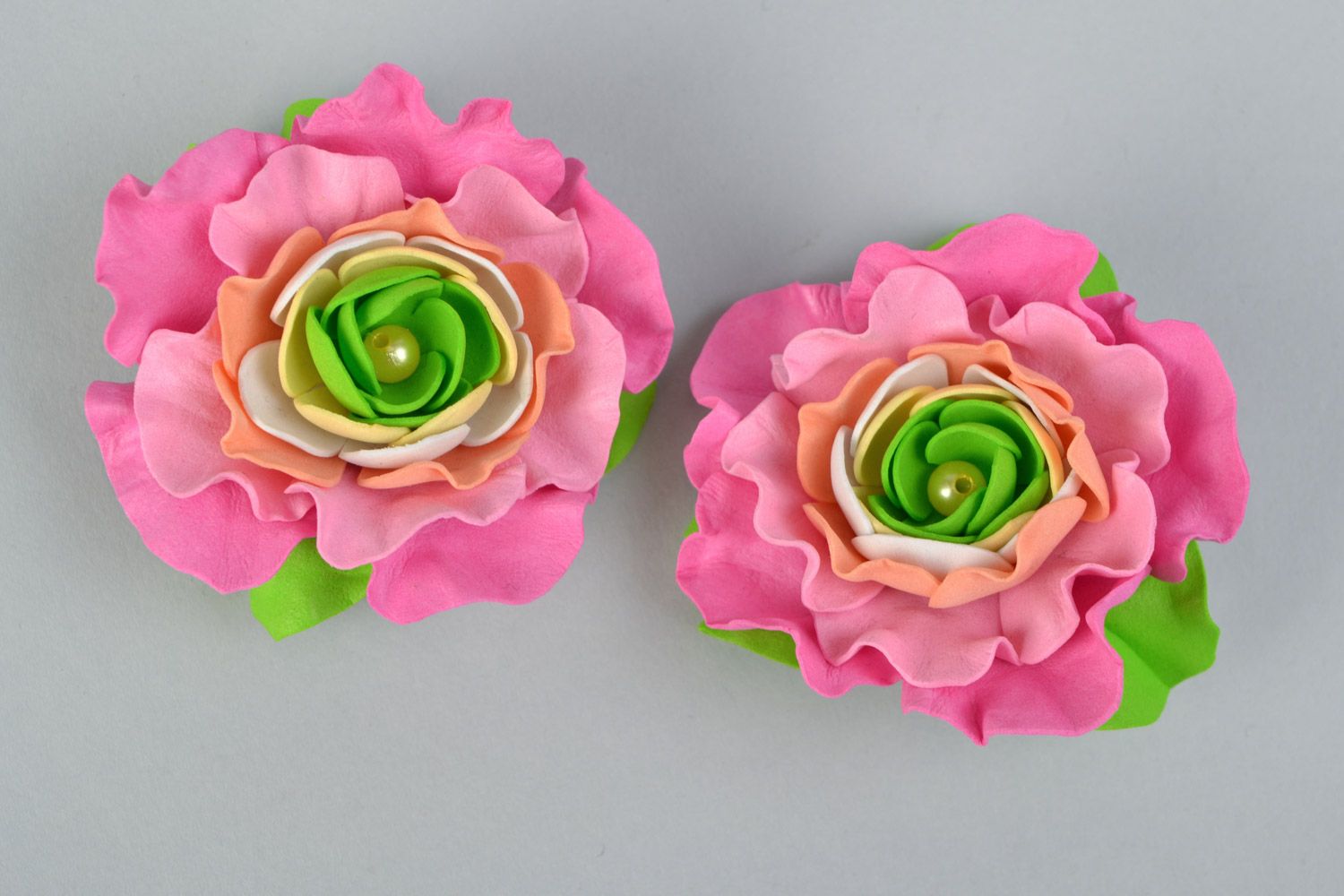 Заколки из фоамирана набор 2 штуки ручной работы цветы розовые с зеленым красивые фото 3