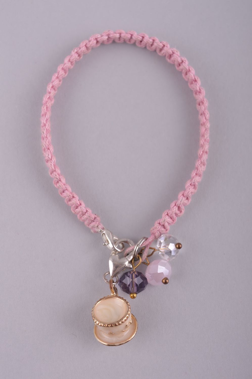 Браслет ручной работы браслет из шнурков плетеный браслет розовый с подвесками фото 1
