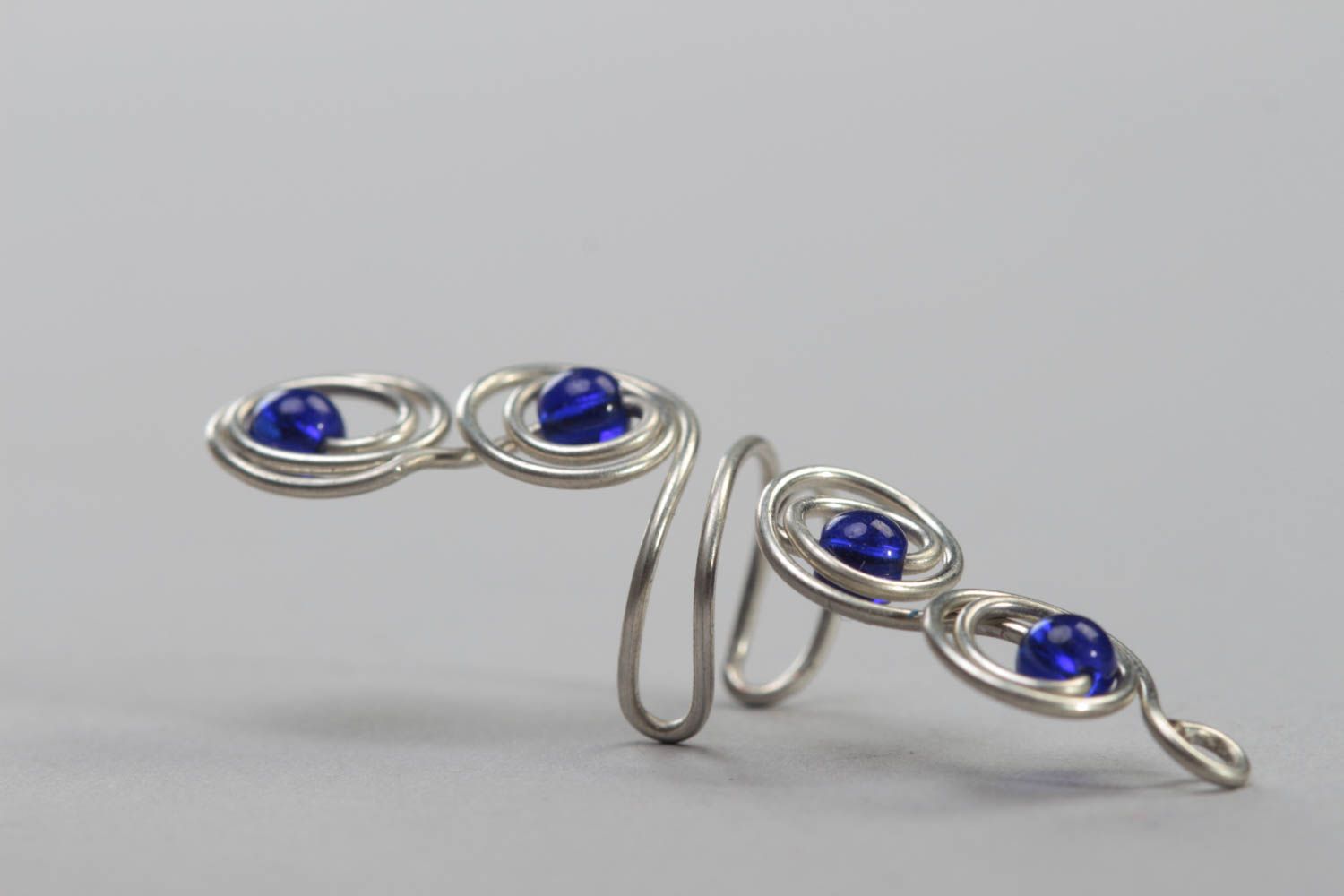 Boucle d'oreille ear cuff en métal avec perles de verre bleues faite main photo 3