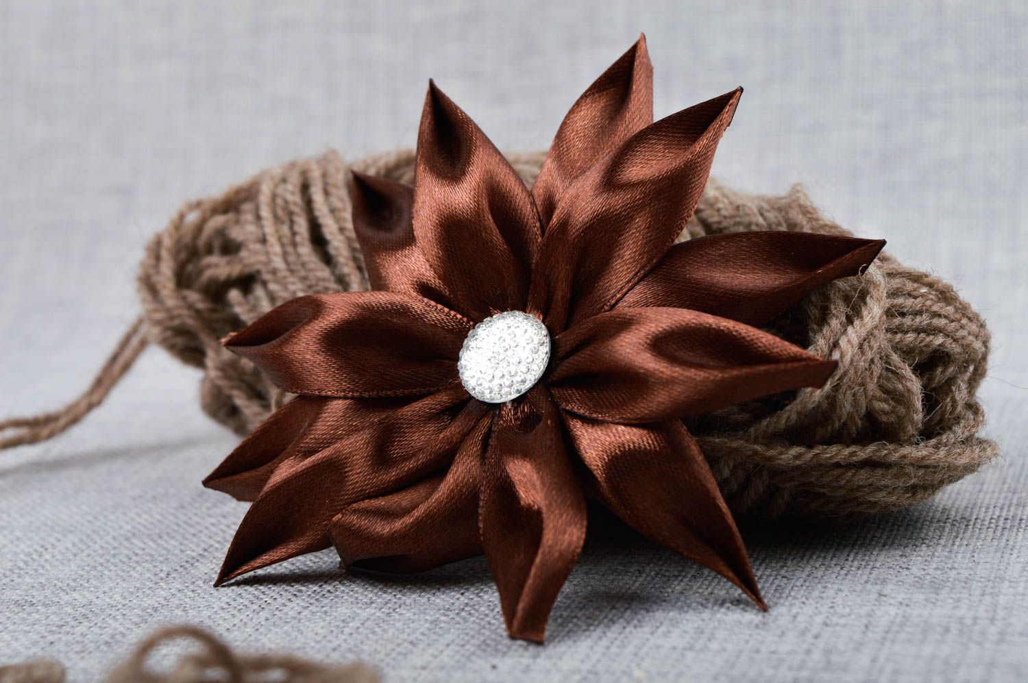 Haarspange Blume handmade in Braun Damen Modeschmuck zartes Accessoire für Haare foto 1