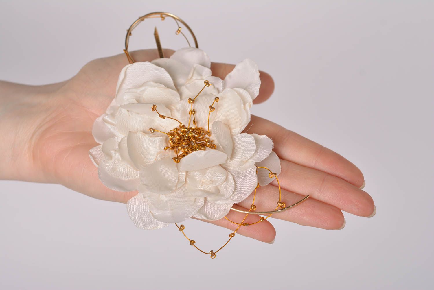 Брошь цветок из ткани украшение ручной работы дизайнерское украшение белое фото 3