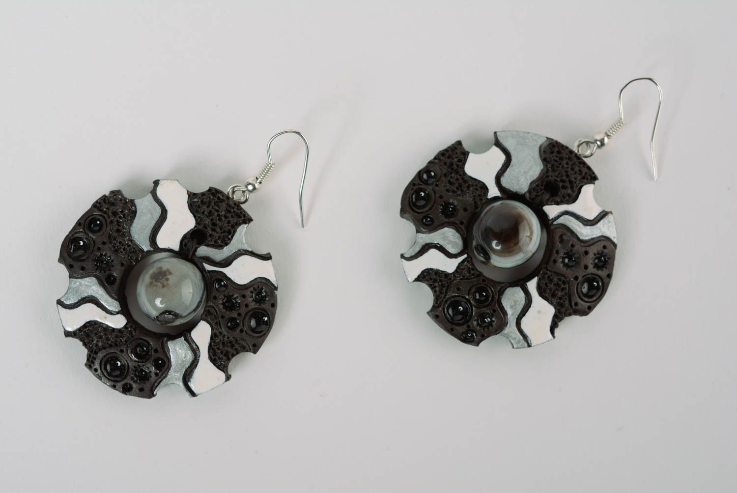 Runde handmade Ohrringe aus Ton mit Anhängern künstlerischer Damen Schmuck grell foto 1
