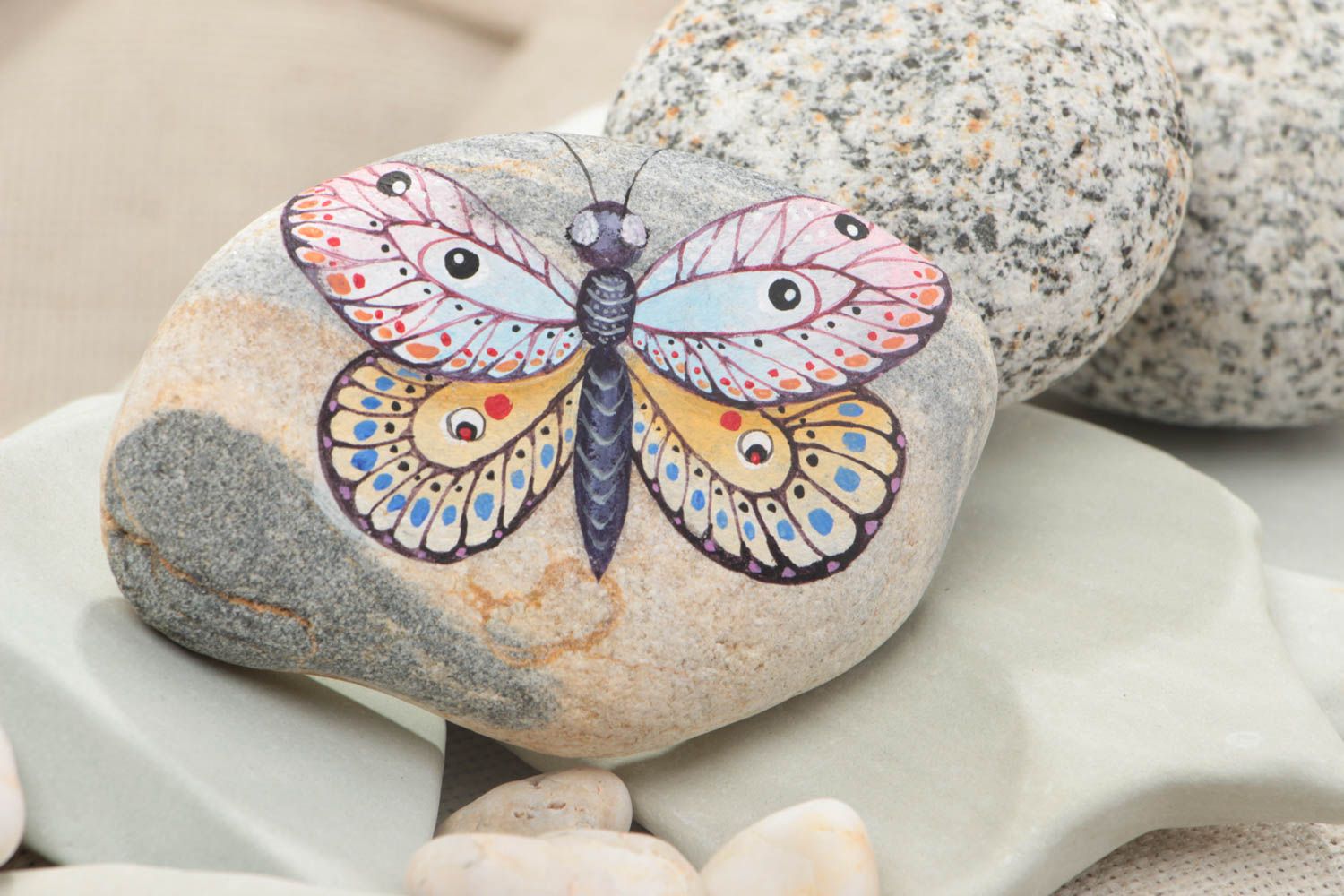 Galet peint de couleurs acryliques fait main original décoratif avec papillon photo 1