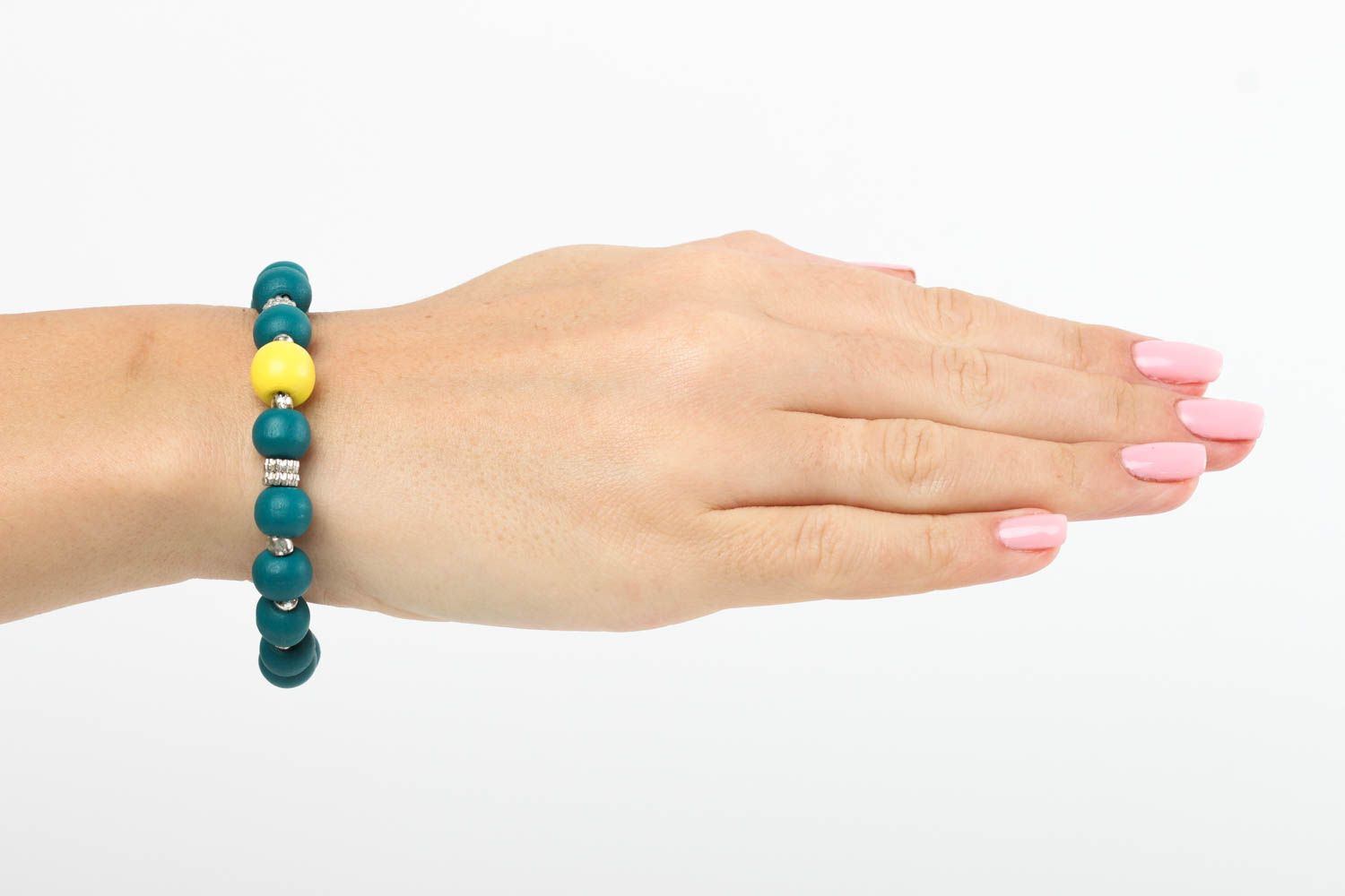 Bracelet mode Bijou fait main bleu foncé en perles de bois Cadeau femme photo 6