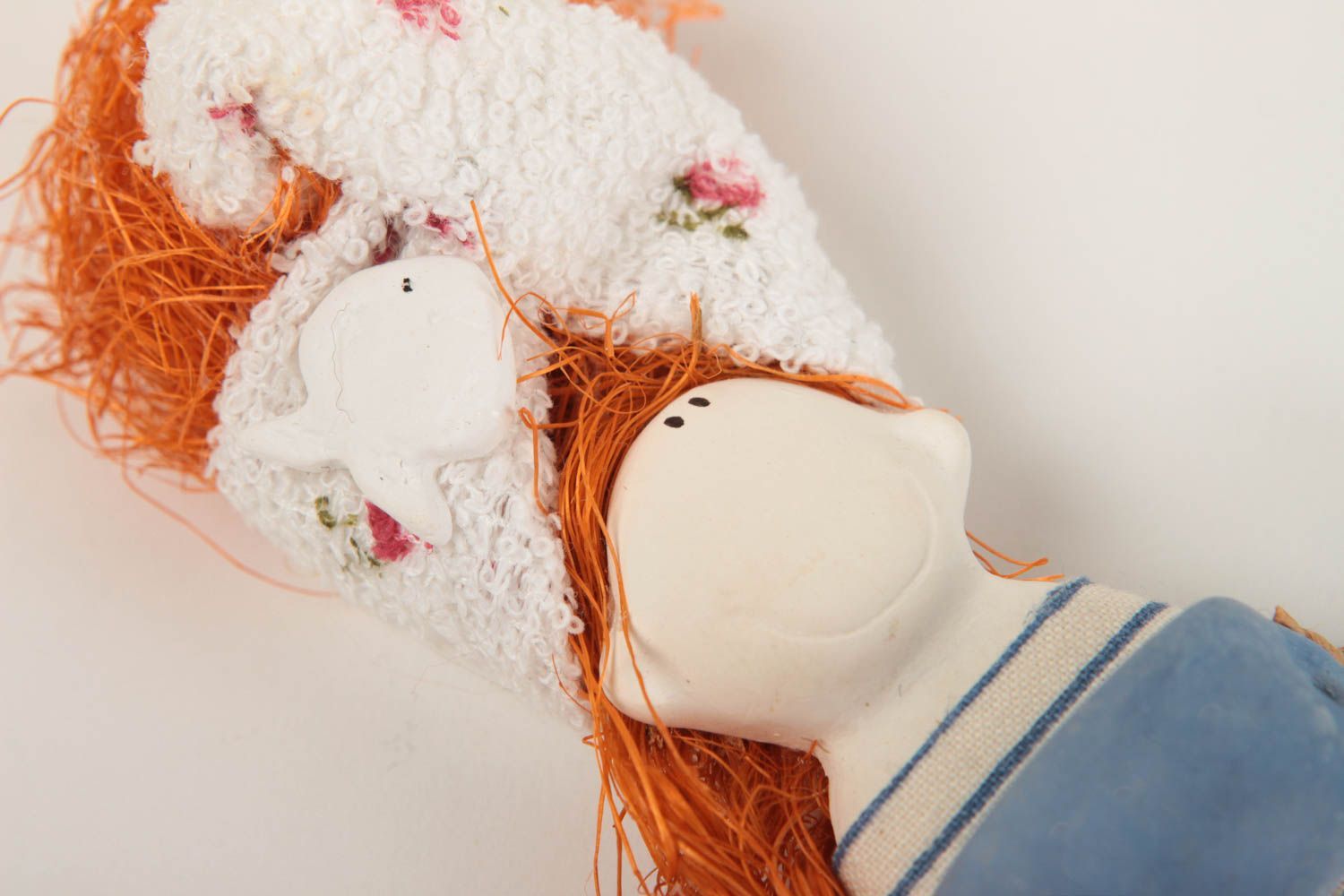 Кукла ручной работы с петелькой декор для дома тряпичная кукла с рыжими волосами фото 3