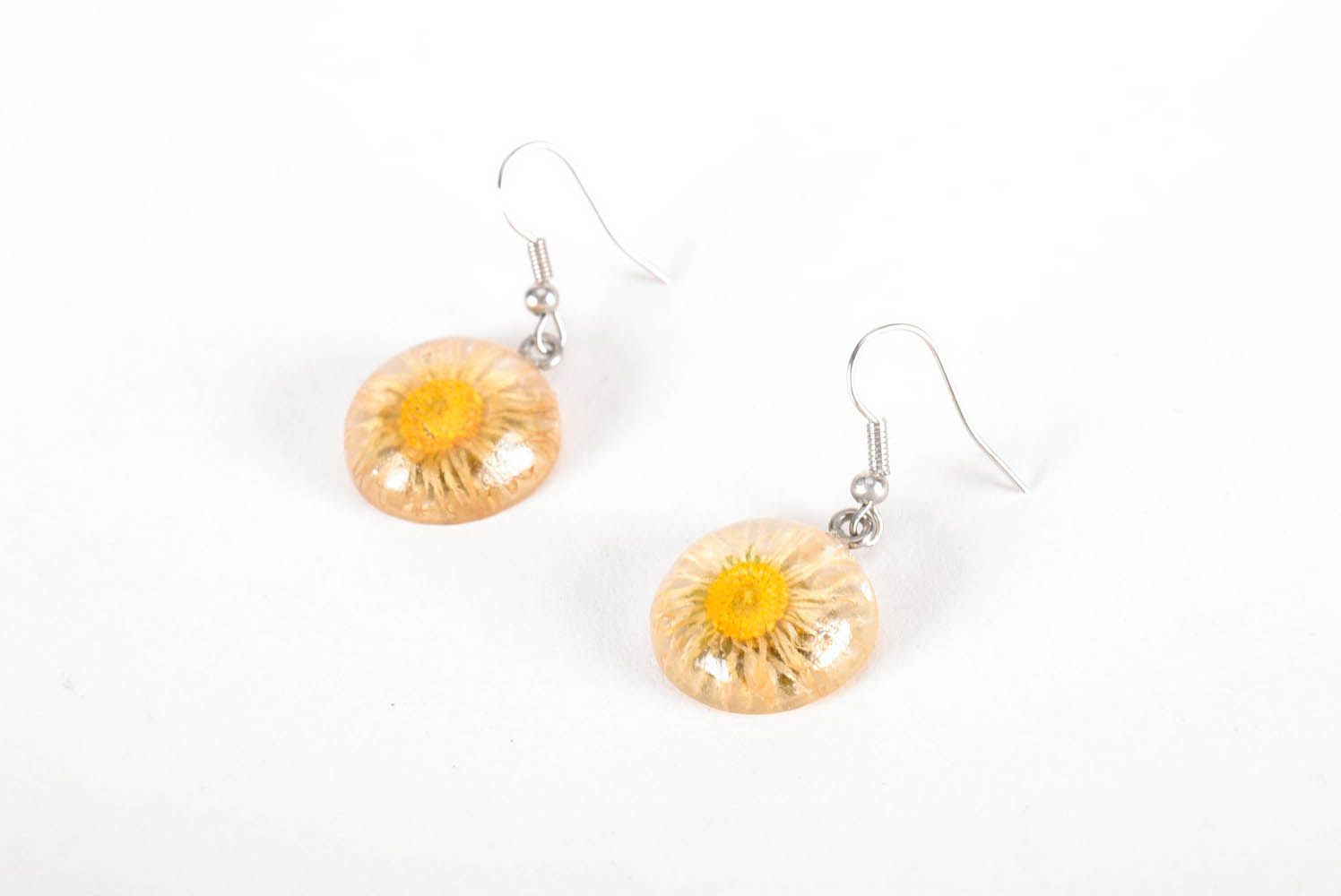 Earrings made of camomiles photo 1