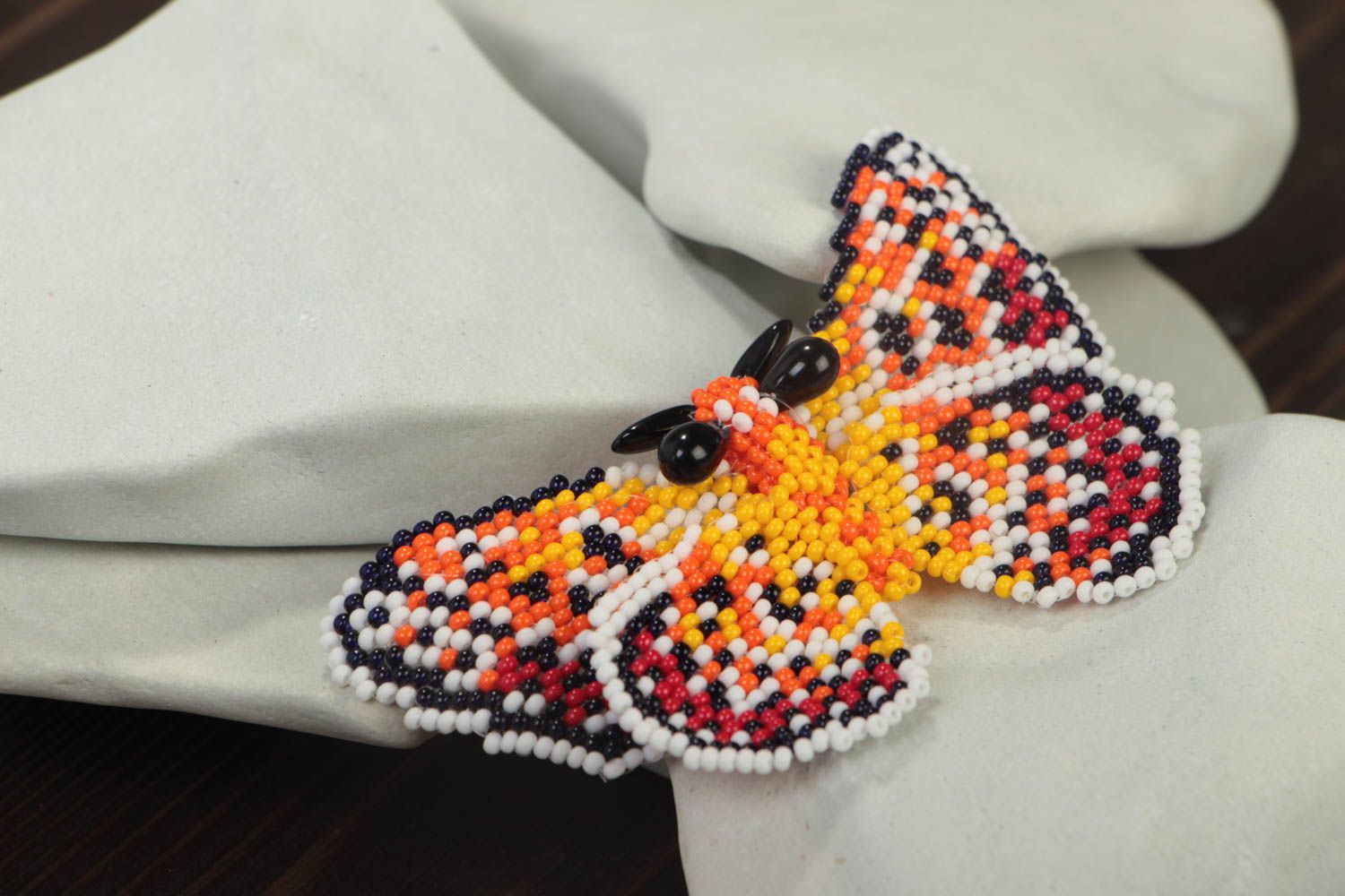 Broche en perles de rocaille multicolore en forme de papillon faite main photo 1