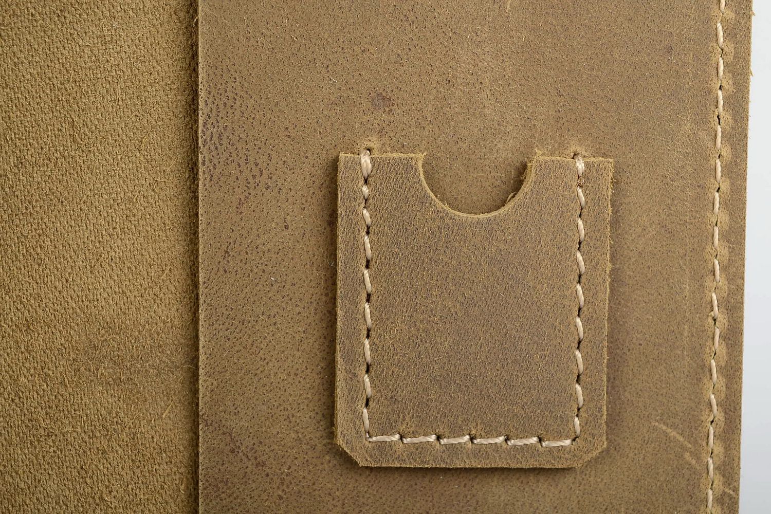 Porte-passeport en cuir beige photo 3