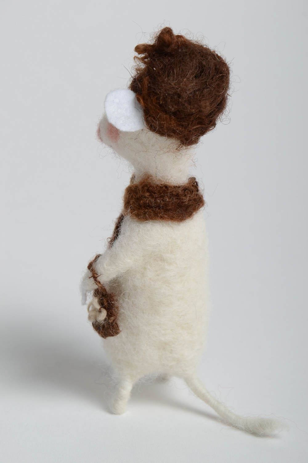Авторская игрушка для дома из натуральной шерсти валяная красивая Белая крыска фото 3