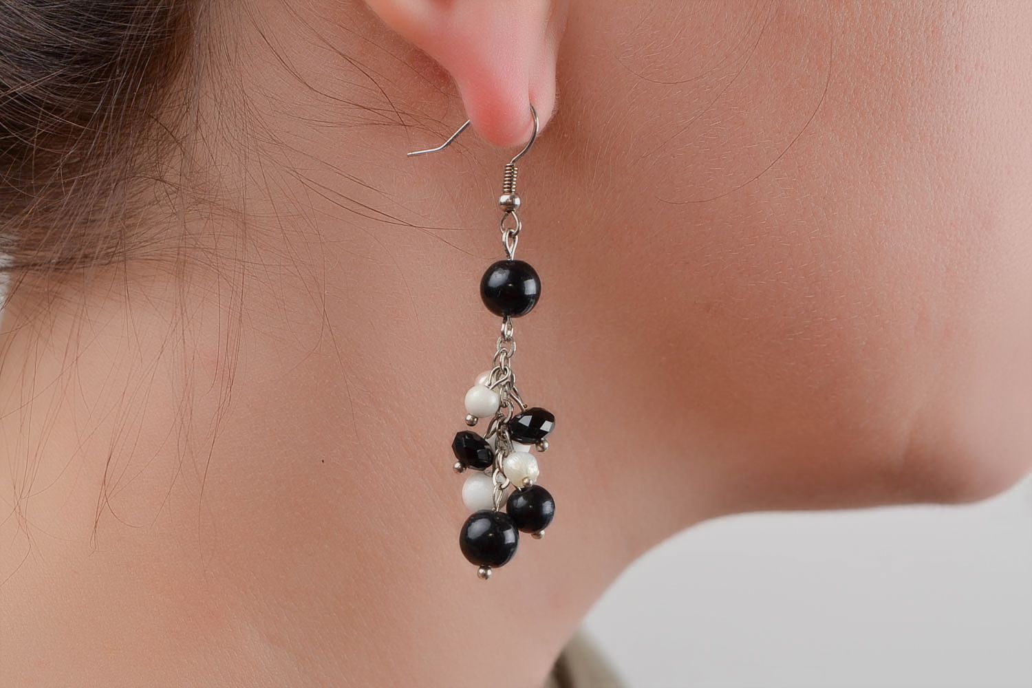 Longues boucles d'oreilles en perles de verre tchèque noir et blanc faites main photo 2