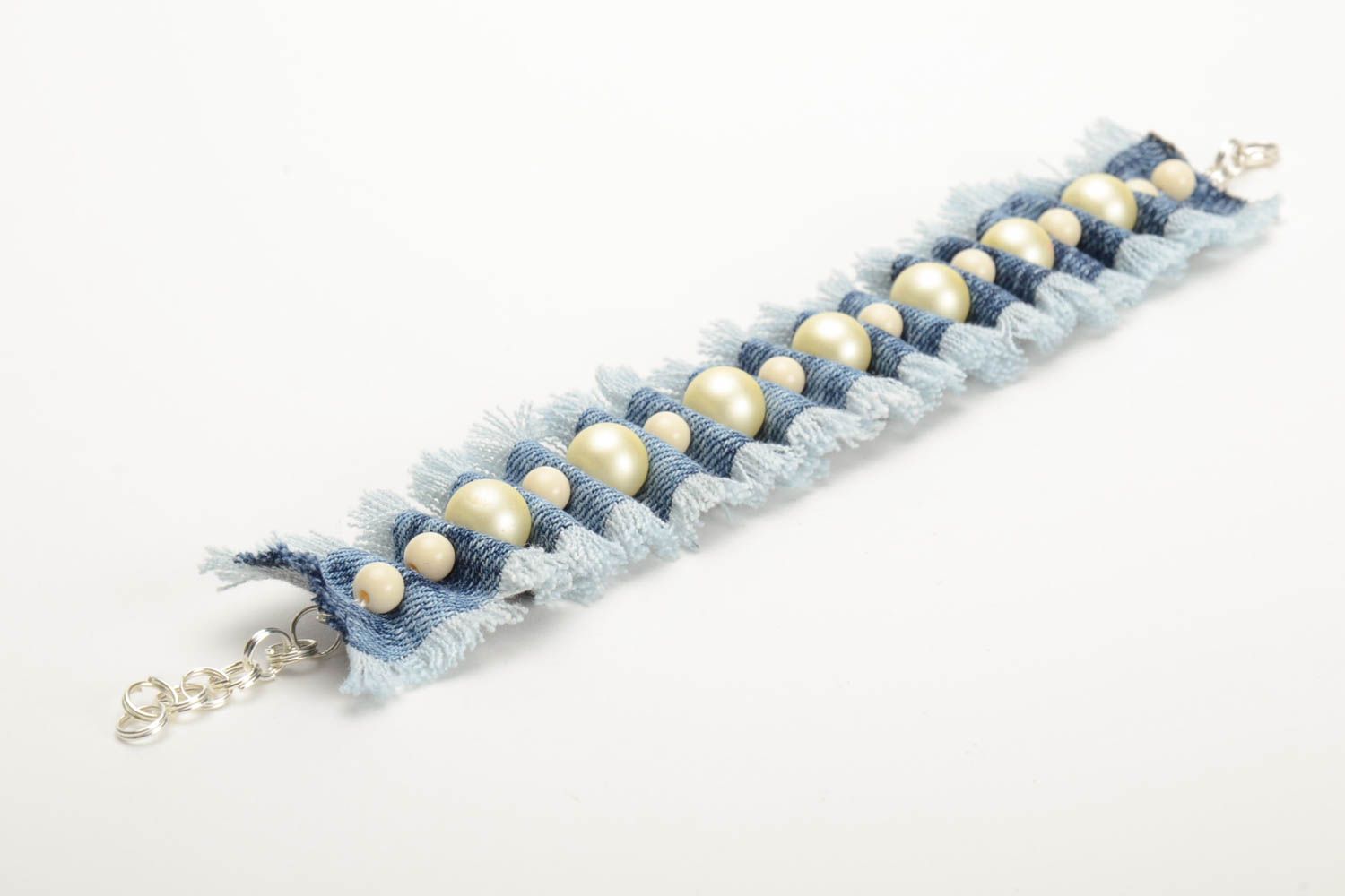 Bracelet en tissu jean bleu et fausses perles design original fait main  photo 4