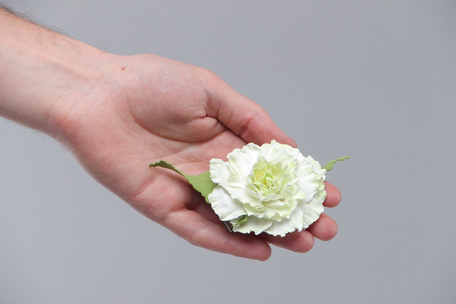 Handgemachte schöne Haarklammer mit Blume weiße Nelke mit Blättern für Frauen  foto 5