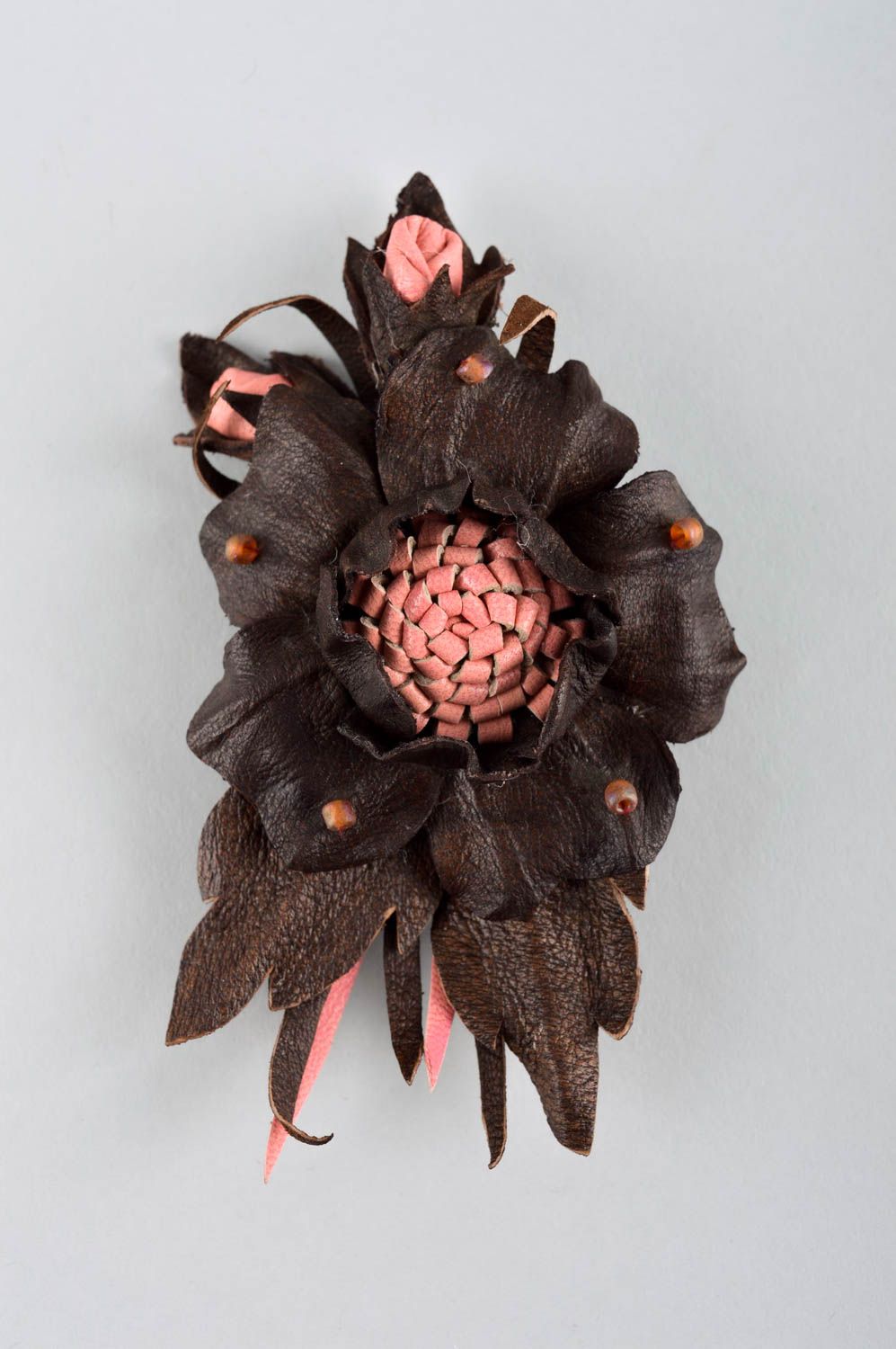 Broche en cuir naturel Accessoire fait main fleur marron Cadeau pour femme photo 1