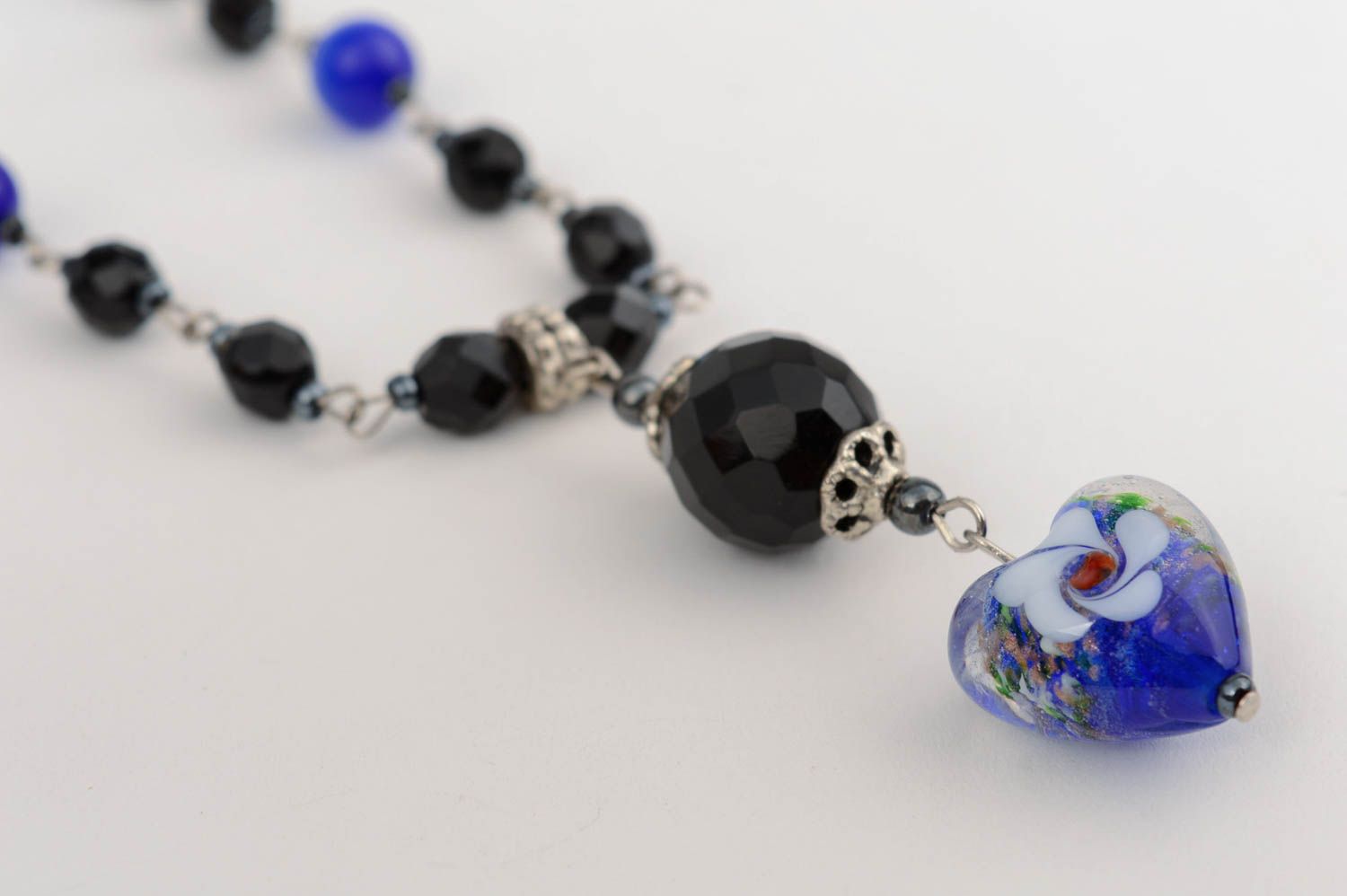 Schwarz blaue handmade Halskette aus Kristall Perlen und Naturstein Katzenauge  foto 2