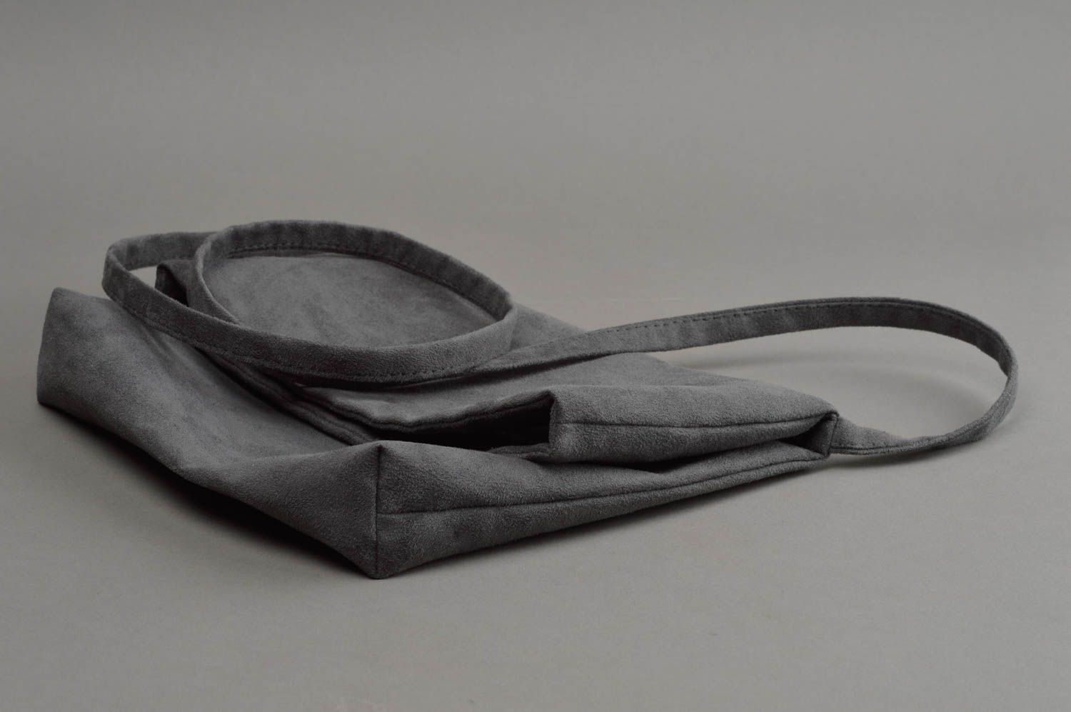 Kleine originelle bequeme graue Tasche handmade aus künstlichem Wildleder foto 2