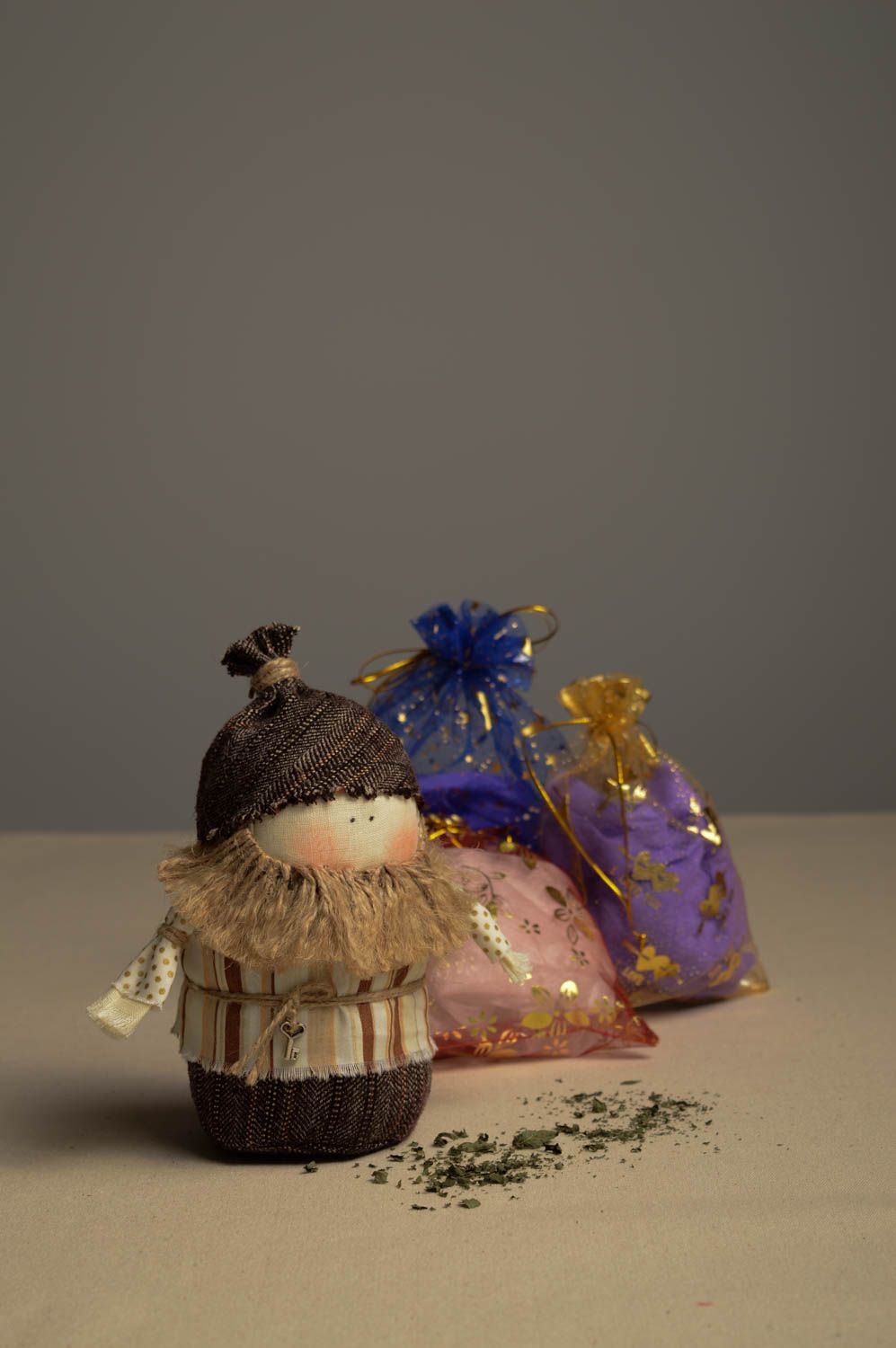 Muñeca étnica hecha a mano de trapo amuleto de protección decoración de interior foto 1