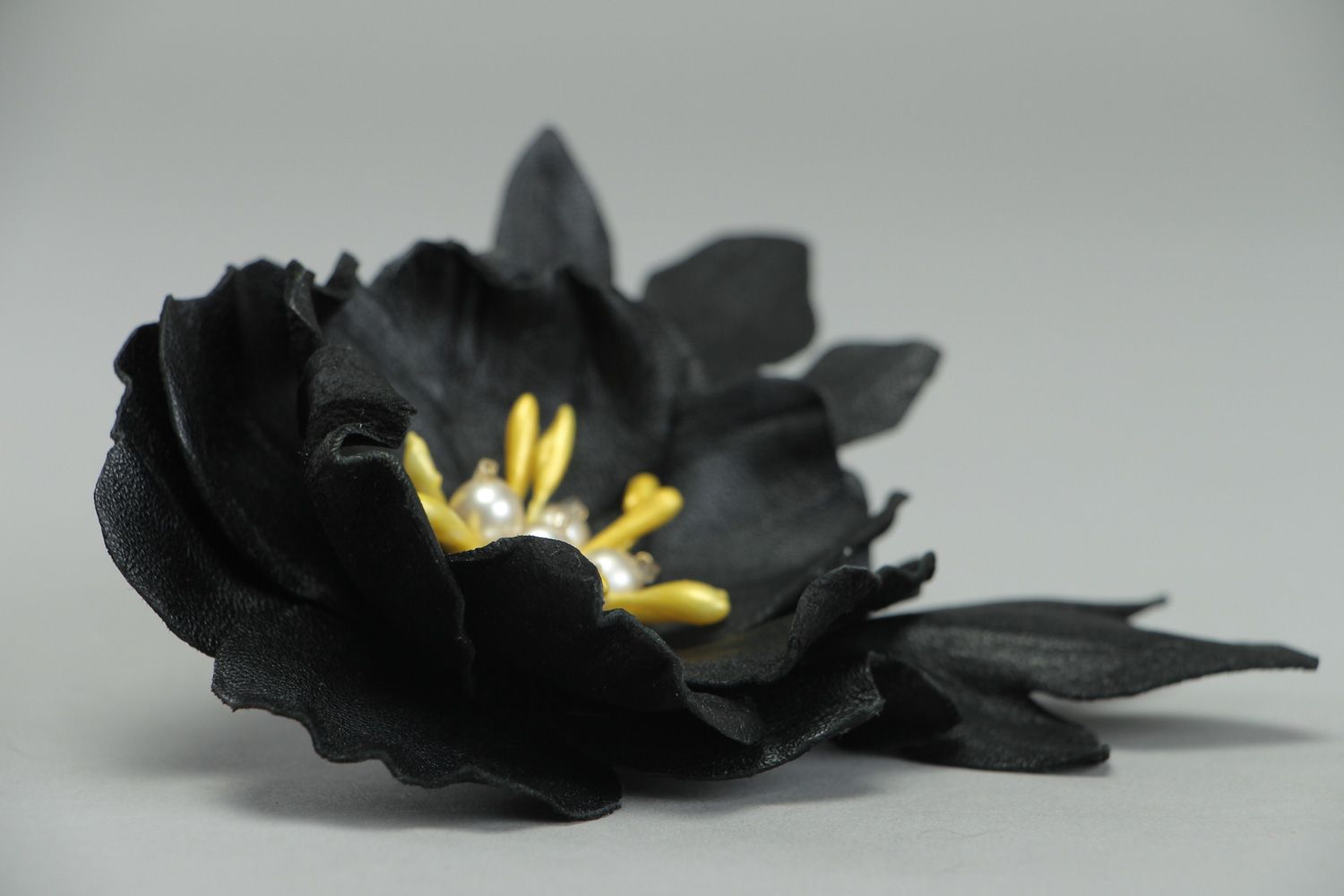 Spilla a forma di fiore color nero fatta a mano accessorio originale in pelle foto 2