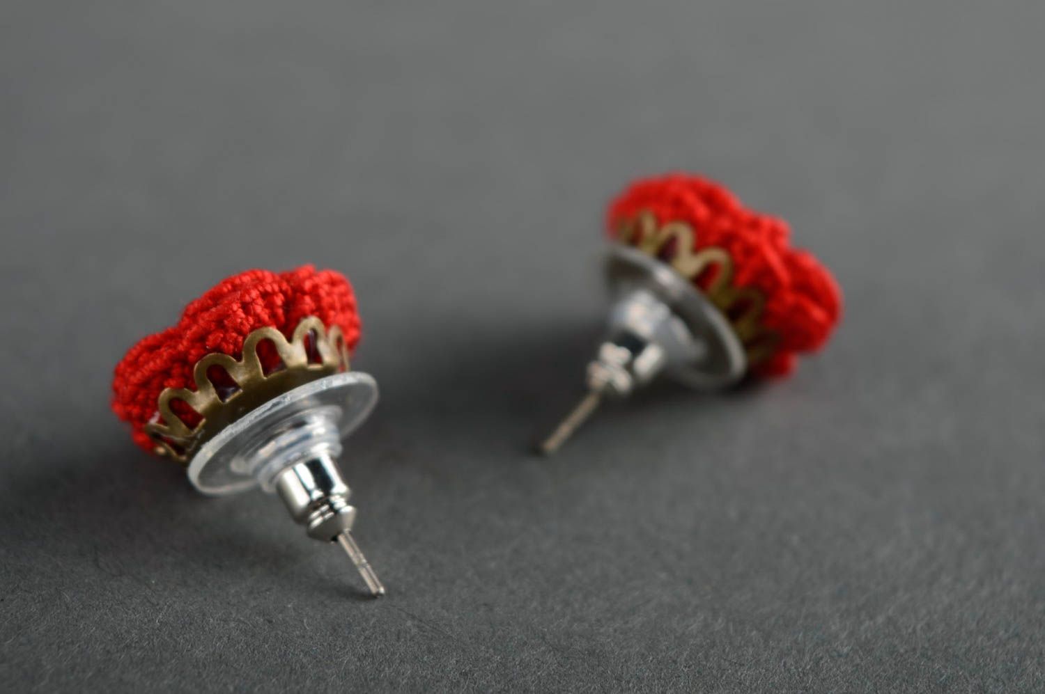 Boucles d'oreilles puces tricotées de fils en coton faites main fleurs rouges photo 2