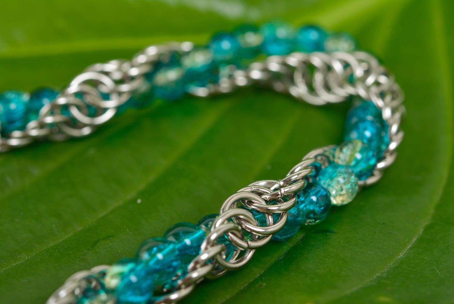 Bracelet avec perles de verre de couleur turquoise fait main tressage de mailles photo 4