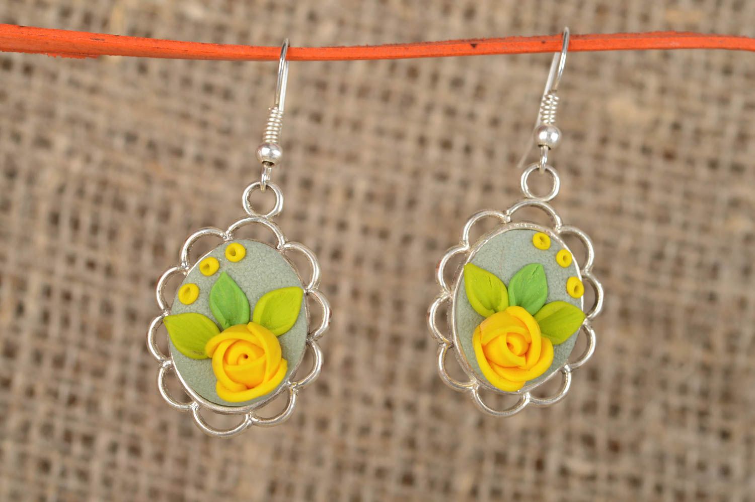 Pendientes artesanales con flores de arcilla polimérica amarillos con ganchos foto 1