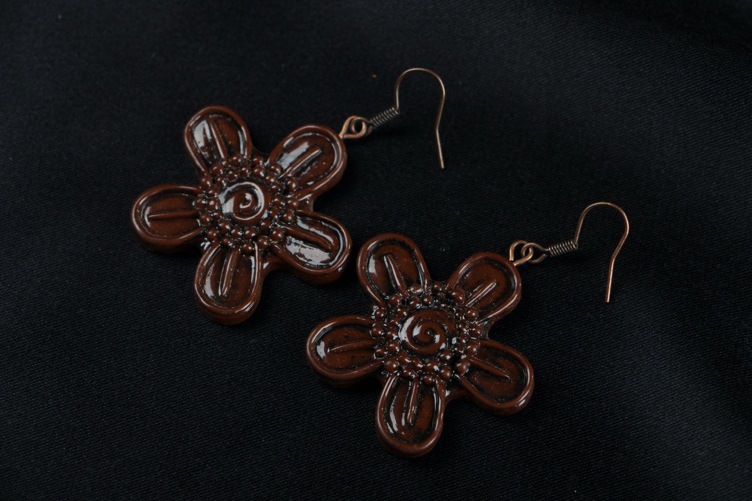 Boucles d'oreilles artisanales en forme des fleurs photo 1