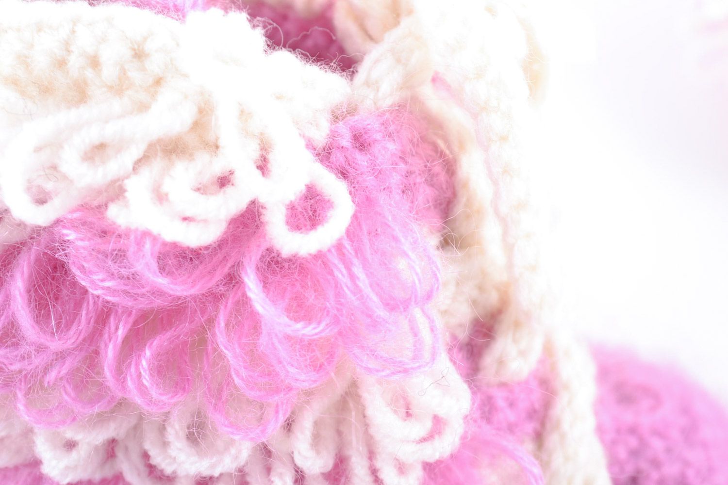 Красивые розовые вязаные сапожки крючком из полушерсти ручной работы для девочки фото 3