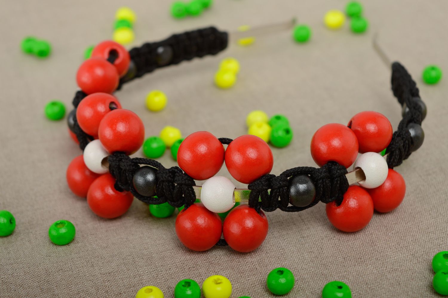 Serre-tête métallique avec macramé et perles de bois rouges, blanches et noires photo 2