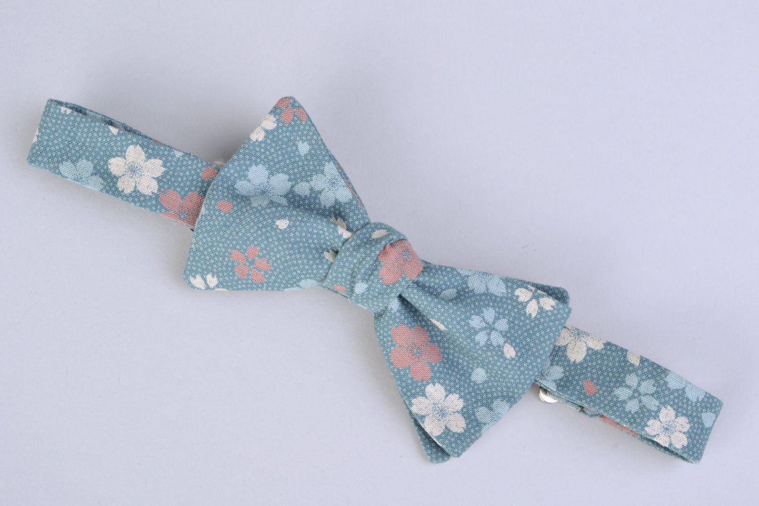 Noeud papillon en tissu de coton américain original fait main bleu design floral photo 3
