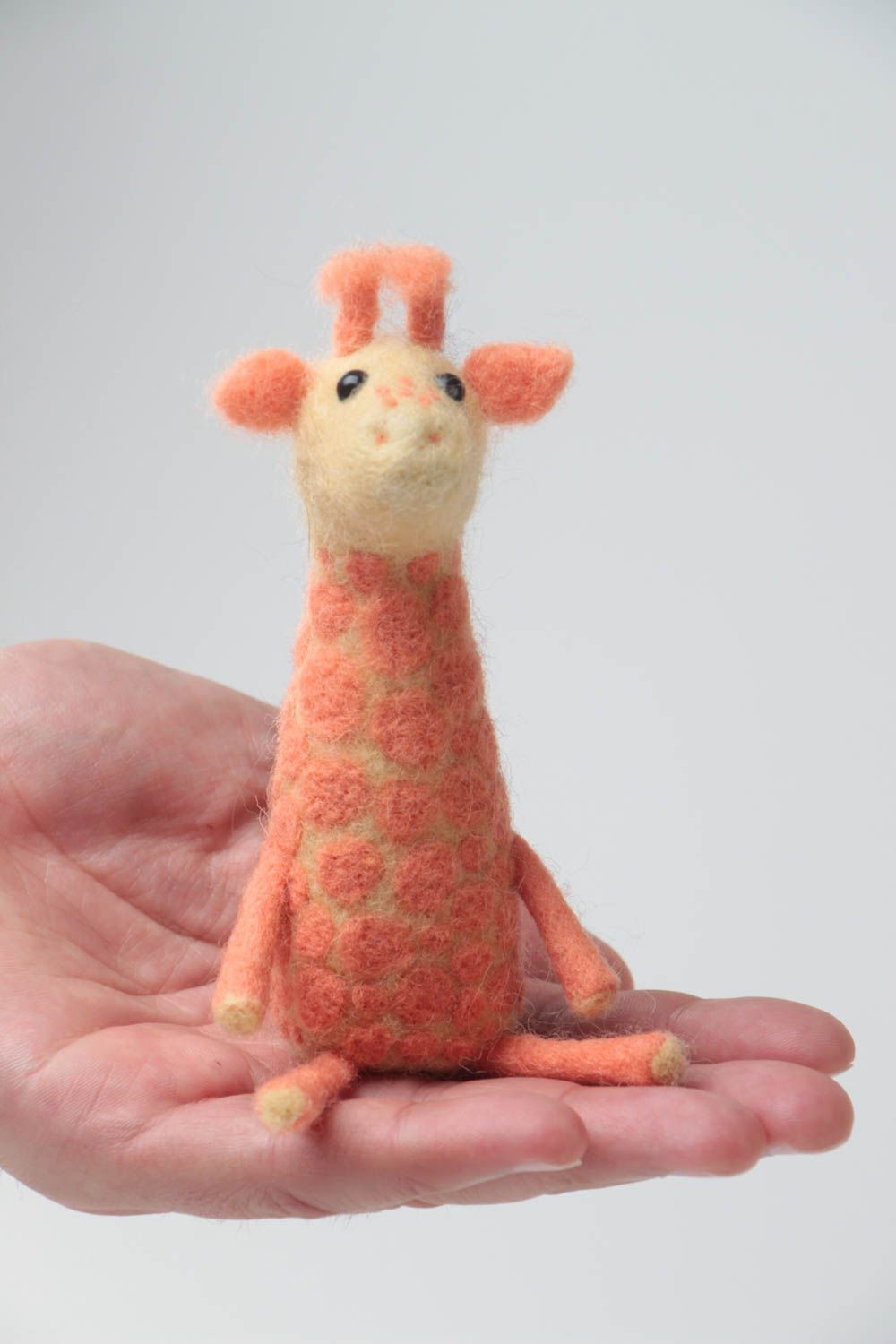 Jouet girafe orange jaune en laine feutrée fait main miniature original photo 5