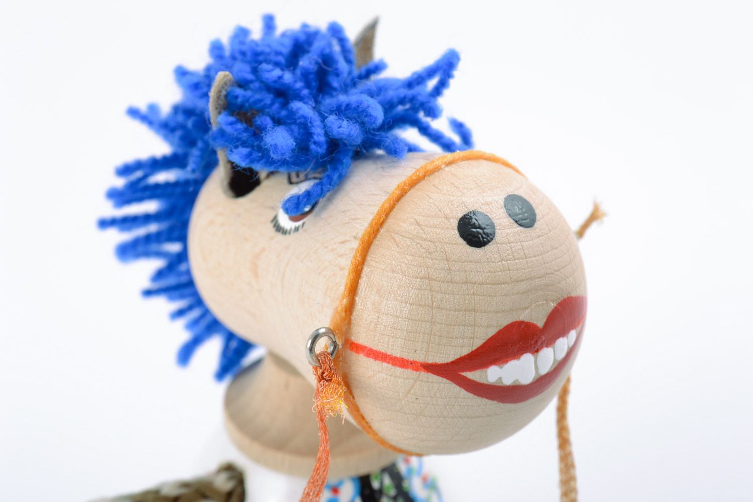 Деревянная игрушка лошадь ручной работы с росписью красками детская смешная фото 4