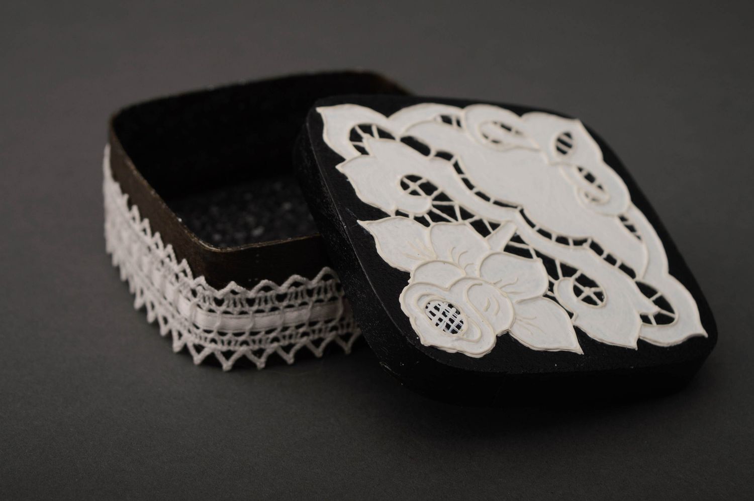 Small wooden jewelry box with lace photo 2
