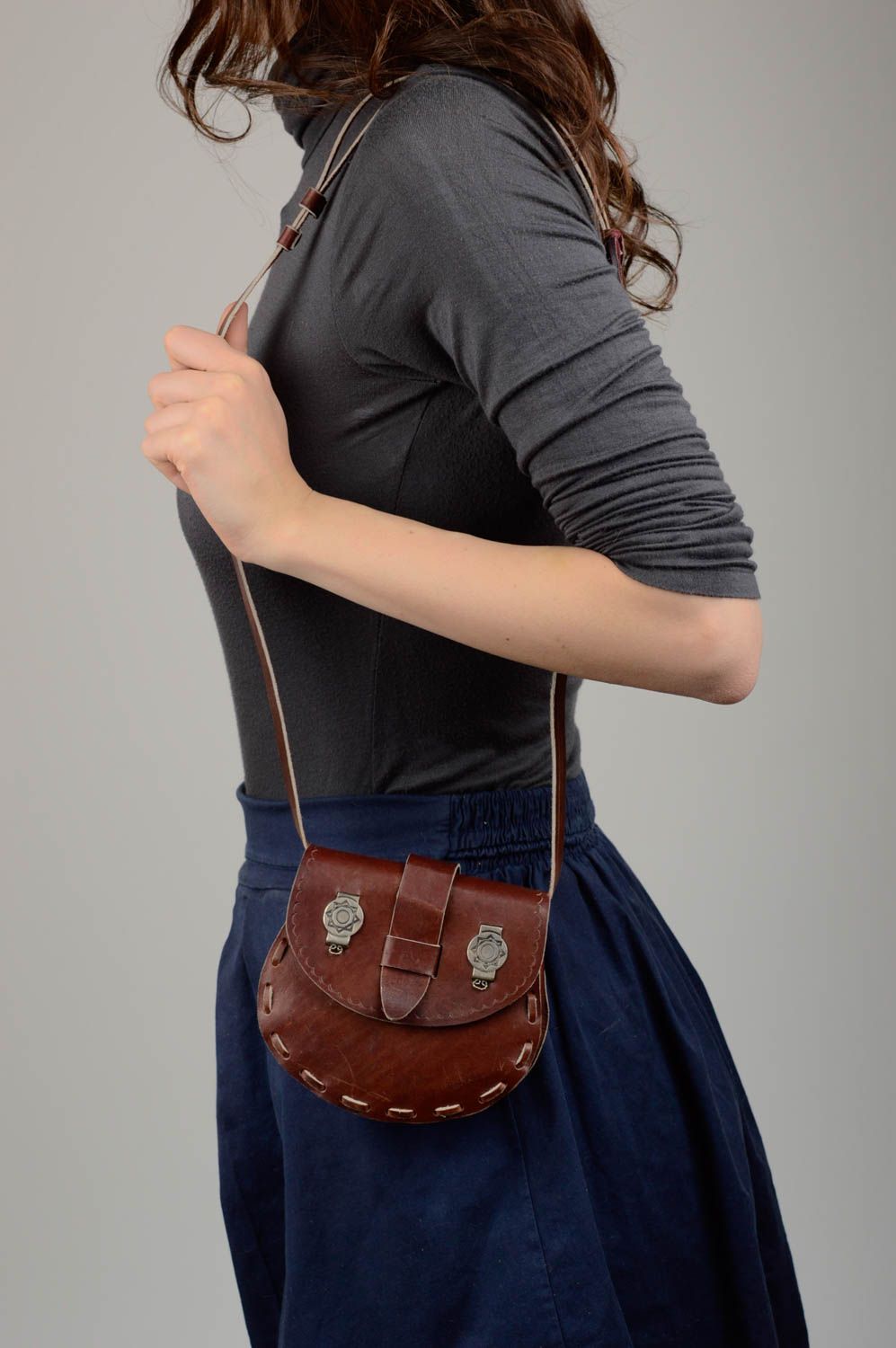 Коричневая сумка ручной работы сумка через плечо авторская кожаная сумка женская фото 2
