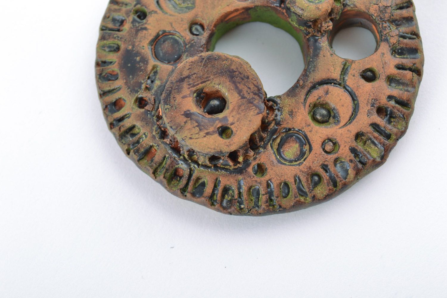 Handgemachter runder brauner Anhänger aus Ton in Form vom Uhrwerk handmade  foto 2