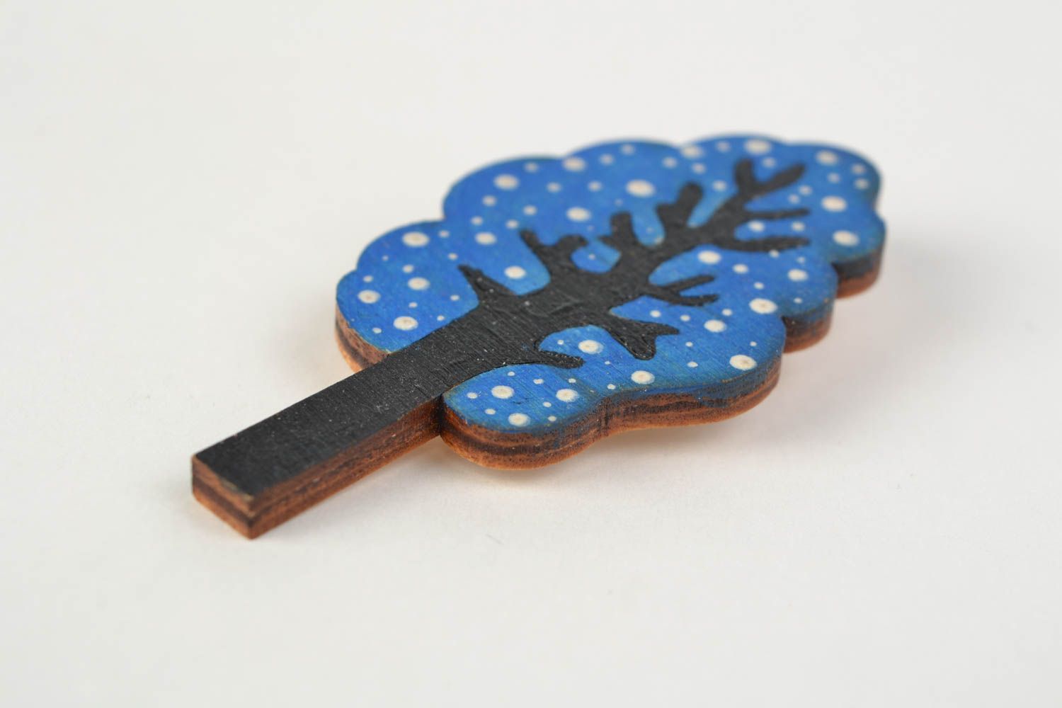 Broche Arbre bleu-noir en bois naturel peinture aux acryliques faite main photo 3