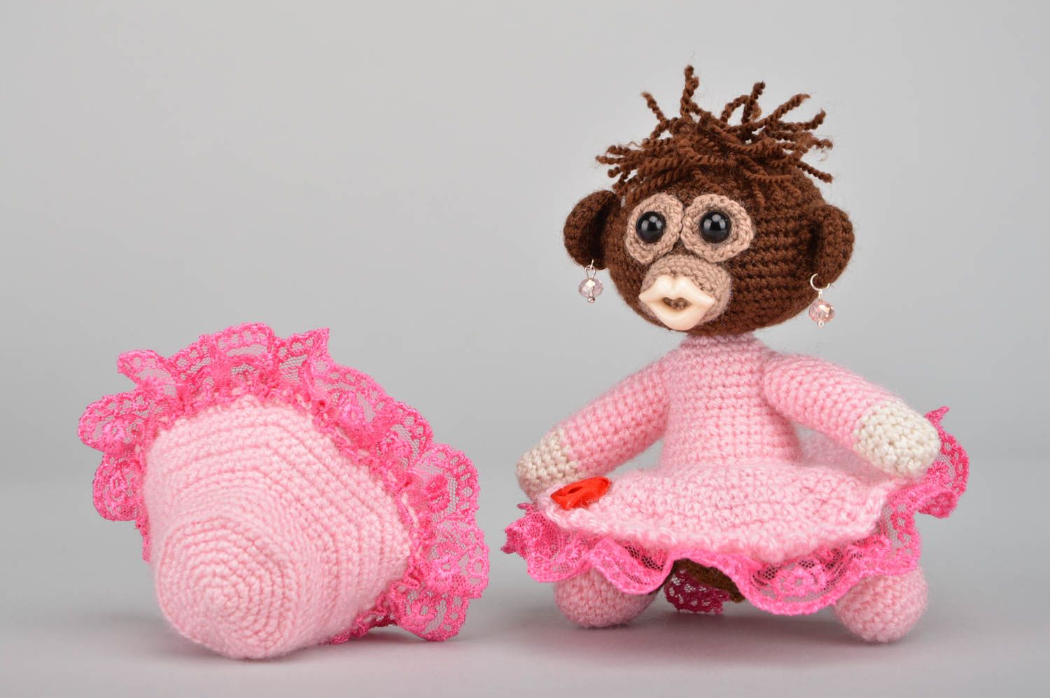 Мягкая вязаная игрушка обезьянка в розовом наряде из акриловых ниток хендмейд фото 4
