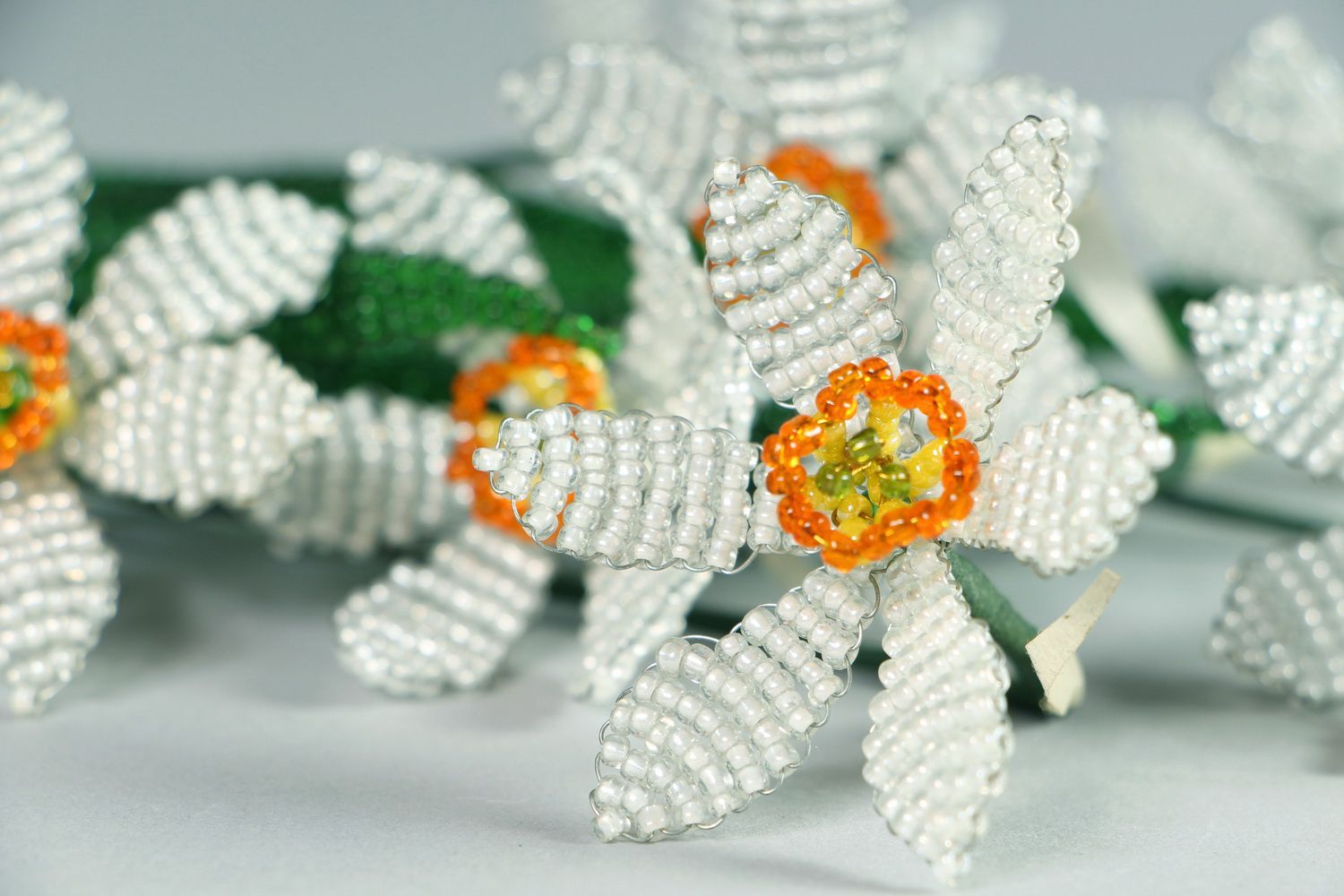 Dekorative Blumen aus Glasperlen Narzissen foto 3