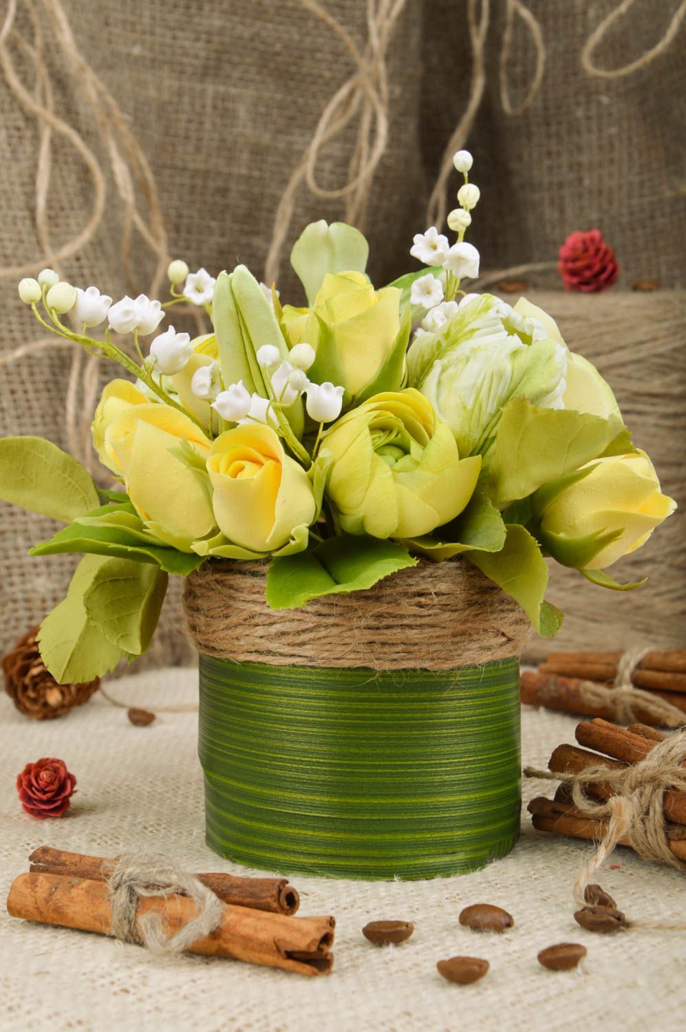 Flores decorativas de arcilla polimérica artesanales en maceta de colores amarillo y verde foto 1