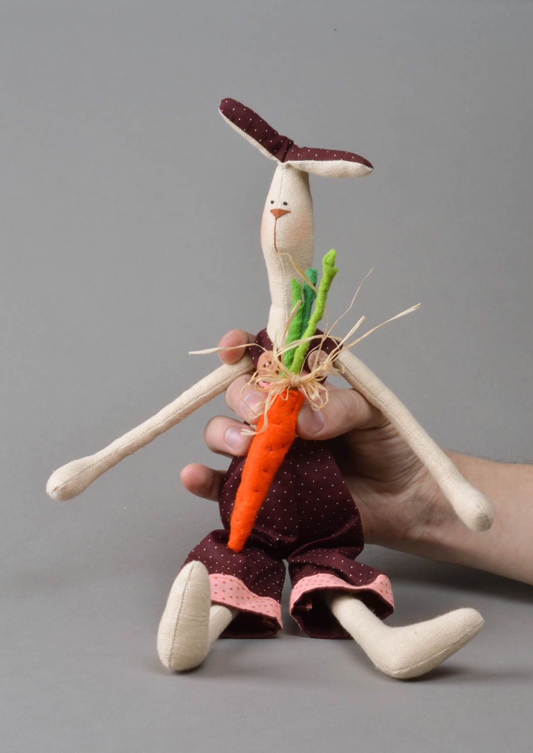 Текстильная игрушка для интерьера ручной работы в виде кролика с морковкой декор фото 4
