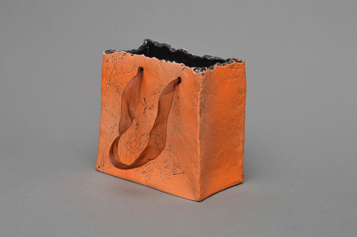 Vase décoratif orange en porcelaine en forme de sac cadeau insolite fait main photo 3