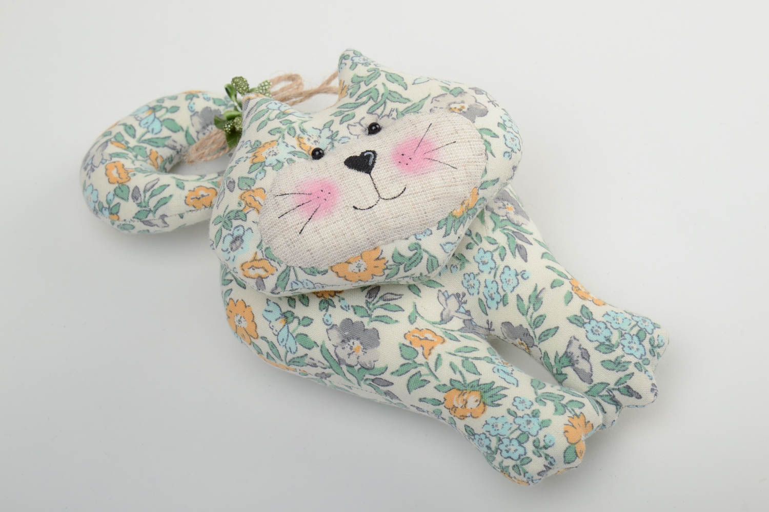 Textil handmade Stofftier Katze aus Baumwolle für Türgriff im Kinderzimmer foto 2