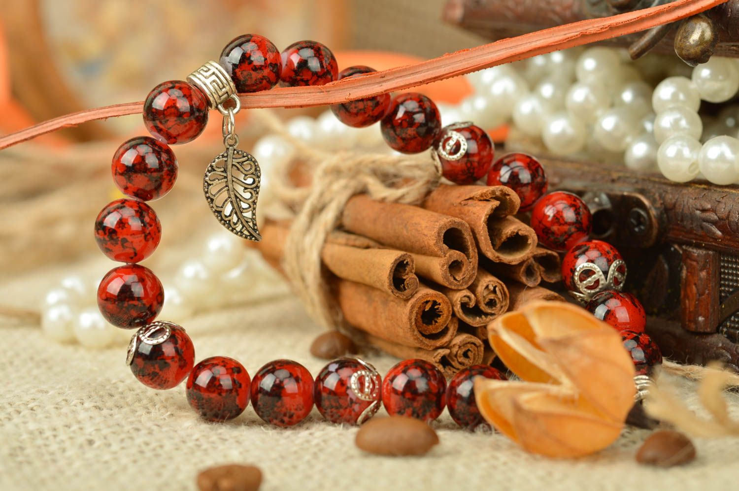 Bracelet en perles de verre avec breloque feuille fait main rouge élégant photo 1