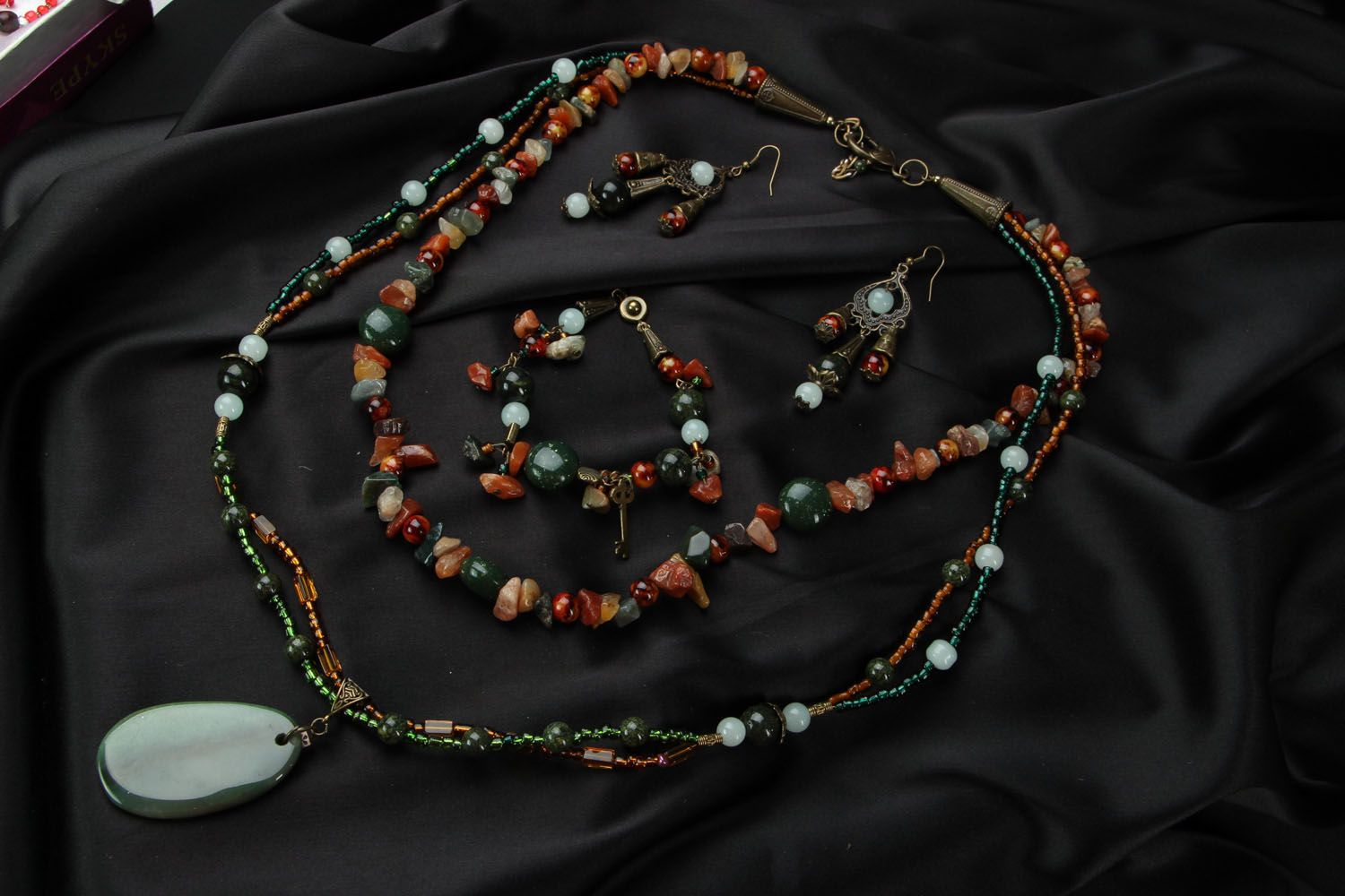 Jewelry set with jasper and nephrite photo 1